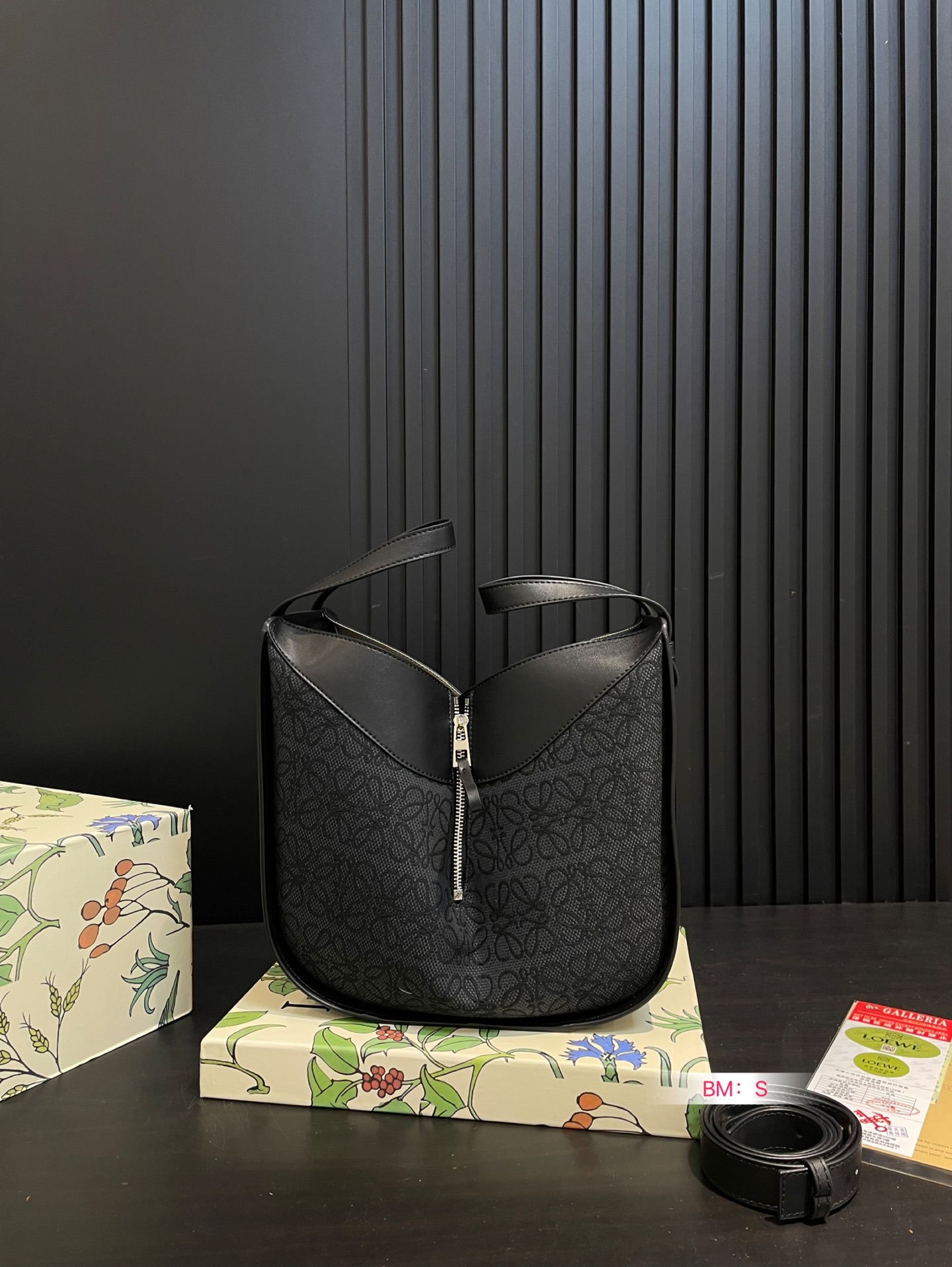 💰190 配盒 Loewe/罗意威🎒HAMMOCK吊篮水桶包，可爱暴击🔅超级Q 干净而利落的造型与背景.蕴含的优雅魅力.包包造型多变，可手提可单肩，设计简单利落 尺寸26*25cm