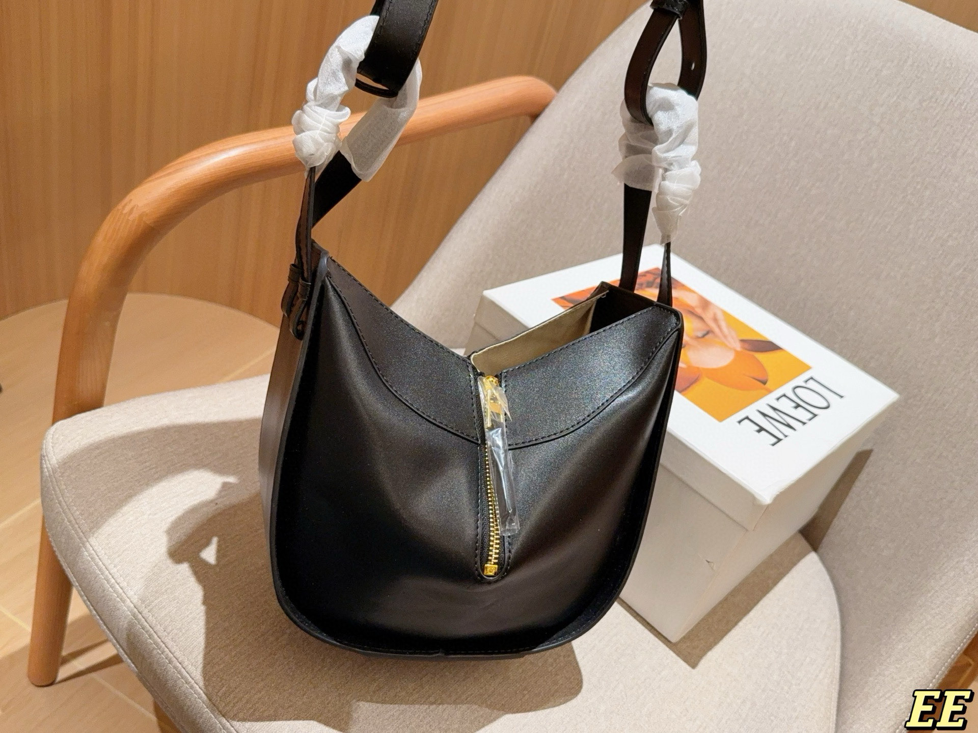 💰190 Loewe罗意威 新款的hammock 吊床包 时尚界&ldquo;变形金刚&rdquo; 单肩、斜挎、手拎、N种背法👜 尺寸：21&times;22&times;13 礼盒包装🎁