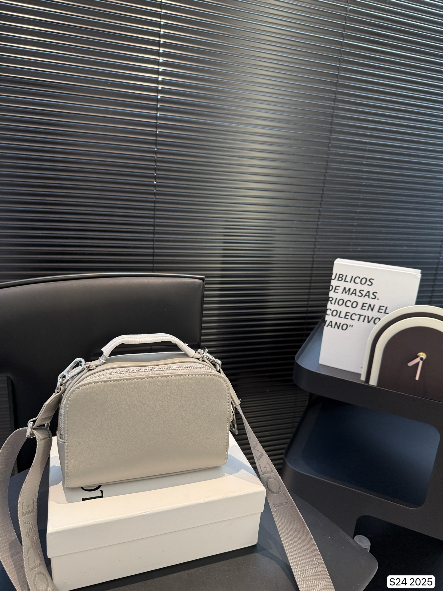 P170 配盒子 罗意威隐藏款,宝藏包包 罗意威的相机包妥妥的宝藏隐藏款 前后双容量大开口拉链可以单肩 斜挎手拎日产休闲 时尚百搭 西班牙小牛皮匠心之作万元之内的必选好物 #罗意威loewe #相机包 # 尺寸:18 13 货号2025