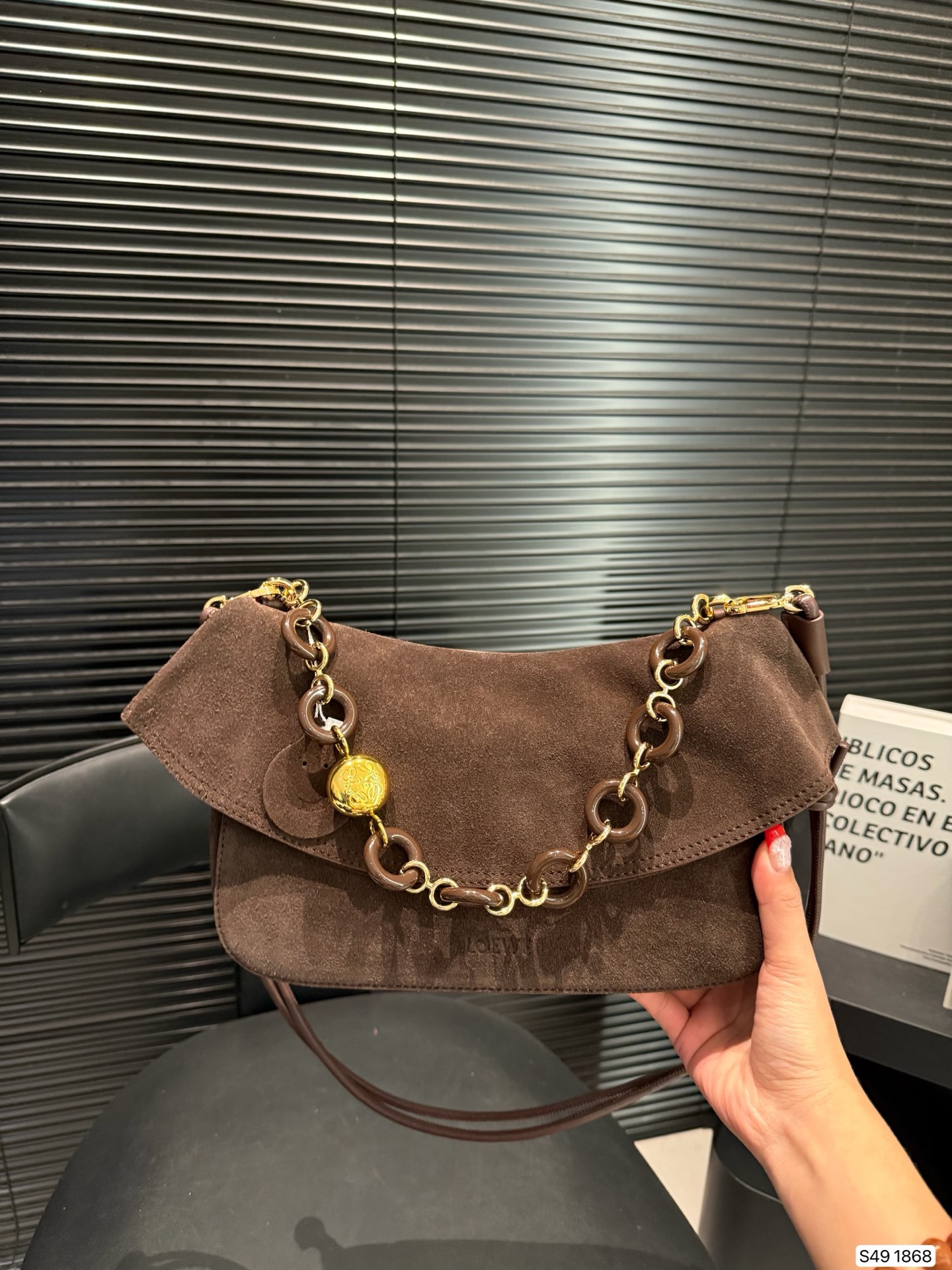 P295 罗意威Loewe 波浪裙边包包Ola杨幂同款包 弧形包身、线条流暢的翻盖和時尚甜甜圈链条。 可拆卸管狀小牛皮肩帶 可拆式甜甜圈链条 可翻盖开合 甜美俏皮风 单肩斜挎都很有韵 尺寸26 14 货号1868