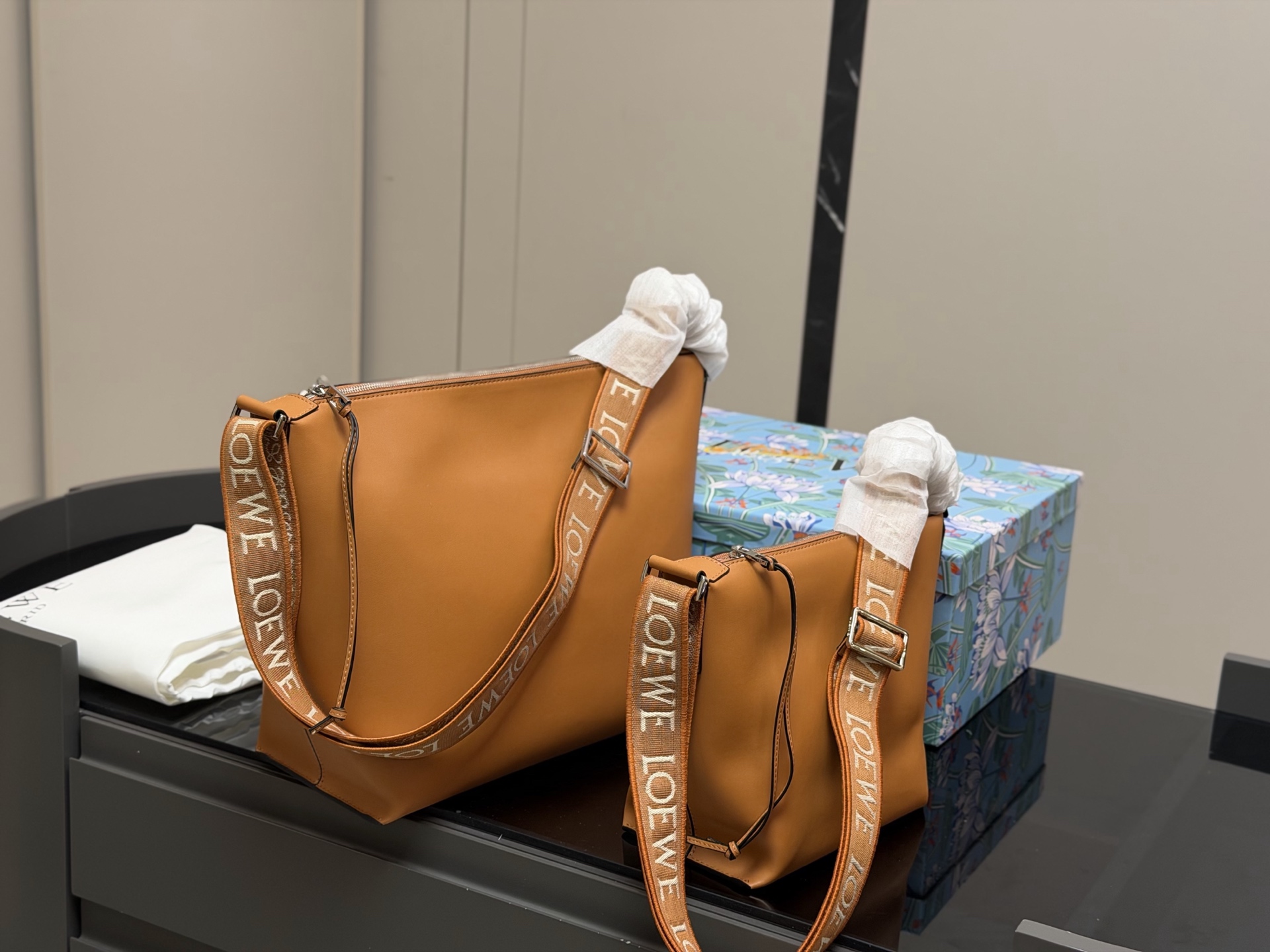 &yen;185 &yen;205 配盒 Loewe LOEWE/罗意威 牛皮cubi单肩包斜跨 loewe家比较低调的一个款式 小牛皮皮质超柔软自重又很轻 而且容量很大肩带可以调节能单肩斜挎 尺寸:21.22cm 33.29cm