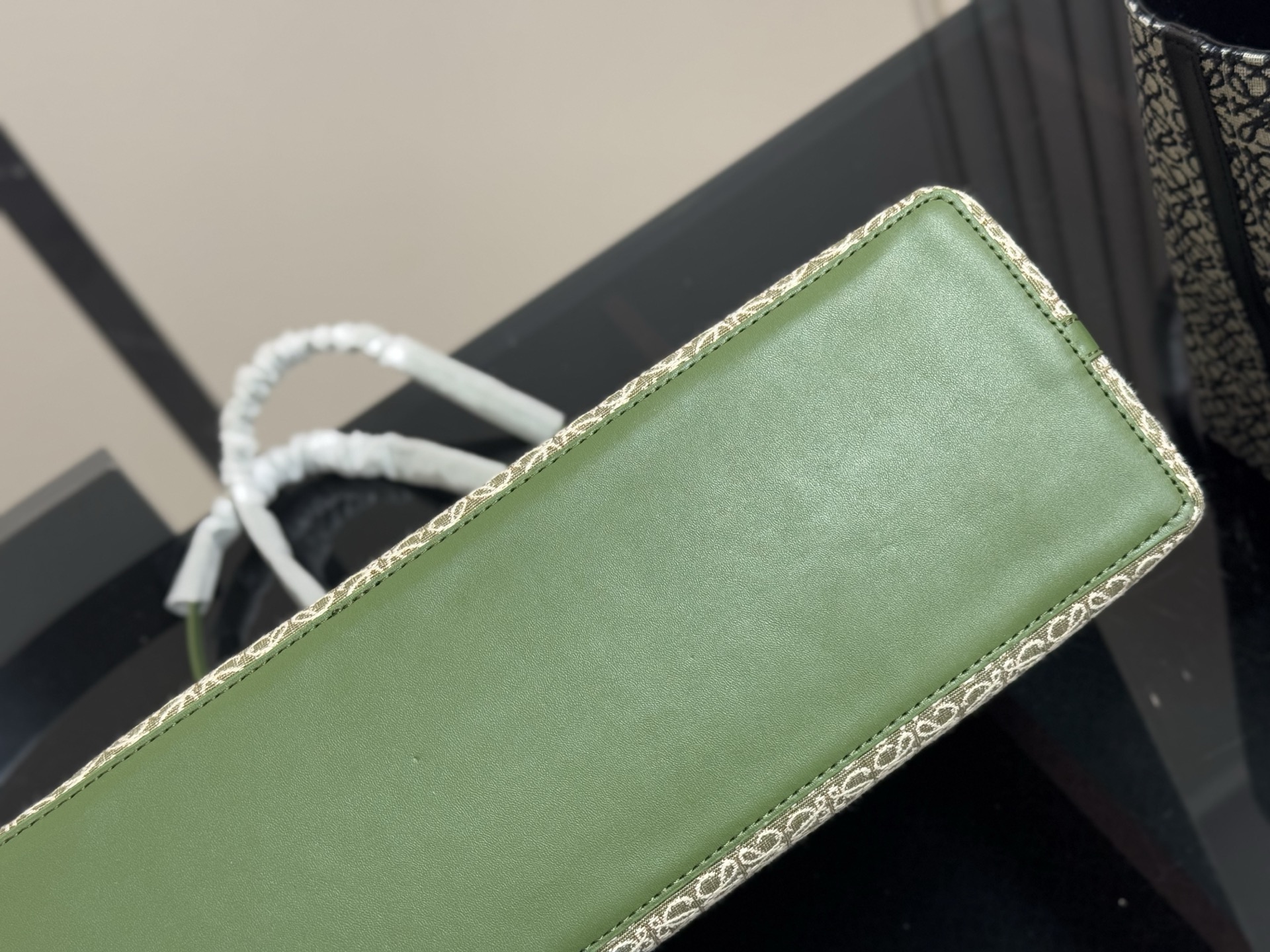 &yen;155 size： 37*24cm（横） 罗意威帆布购物袋🛍️ 实物好装的一款包 最近出行都在背 皮帆布耐看有质感 它的容量很友好...