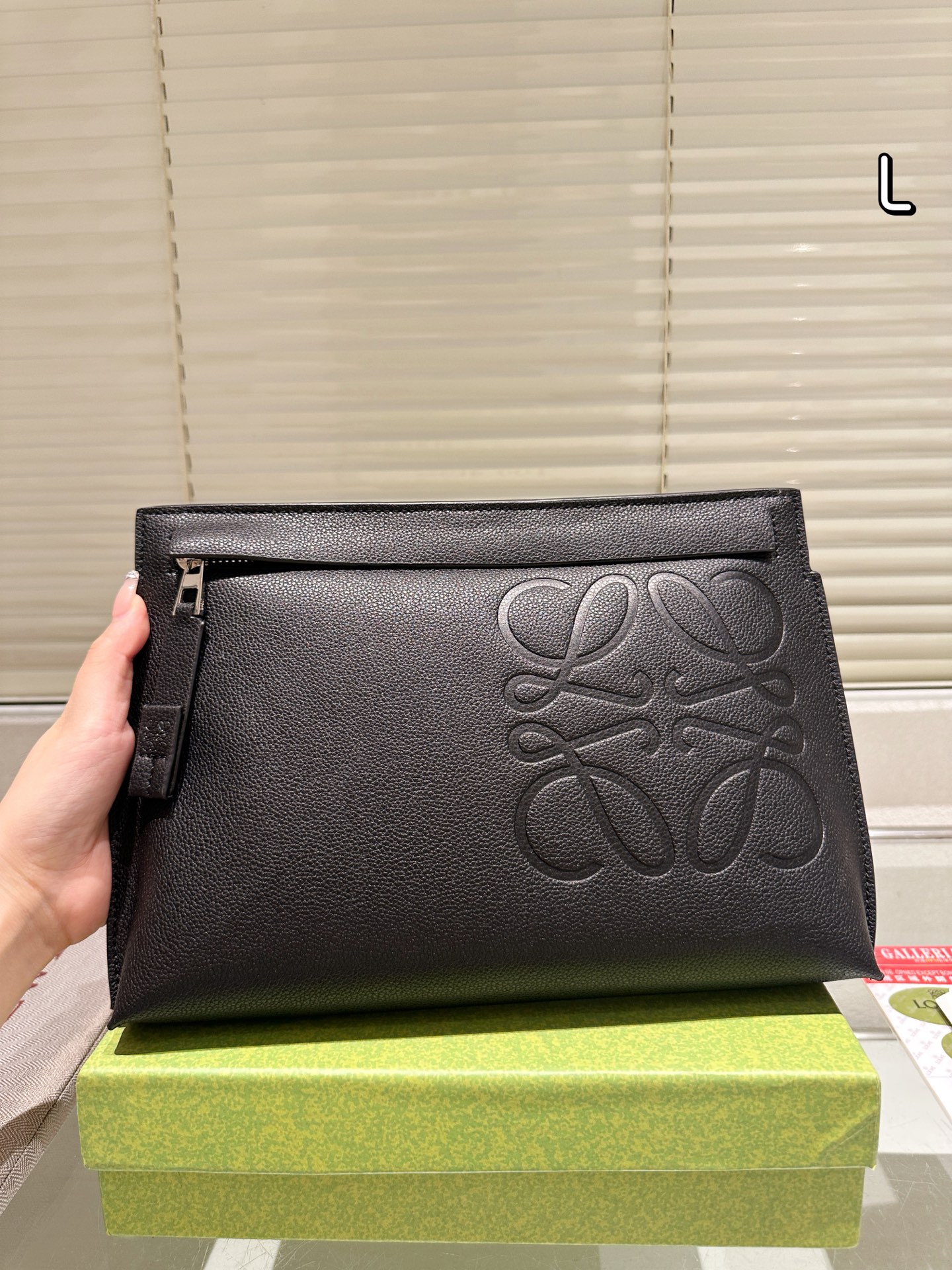 配礼盒🎁P140 Loewe 罗意威 手包 520限定手袋 甜而不腻的日常搭配 颜值质感被拿捏住了 凹造型必备✔️ 尺寸：31.20cm