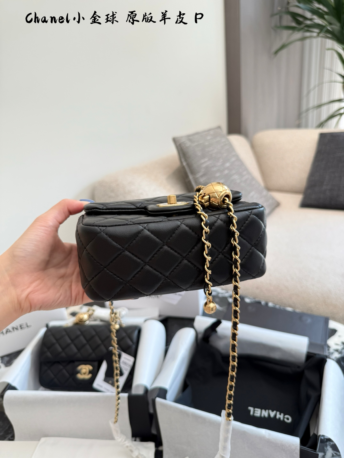 p220p225 羊皮 金球方胖子 &ldquo;New Arrival&rdquo; 最美金球方胖子人间香奈儿 白富美小姐姐必备款 ■单独夸最让人挪不开眼 就是小金球了太高级~ 今年的新款小香包链条可以调节 这一点太人性化了不管是高个子还是小个子圈都可以驾驭 #Chanel小金球 17cm20cm