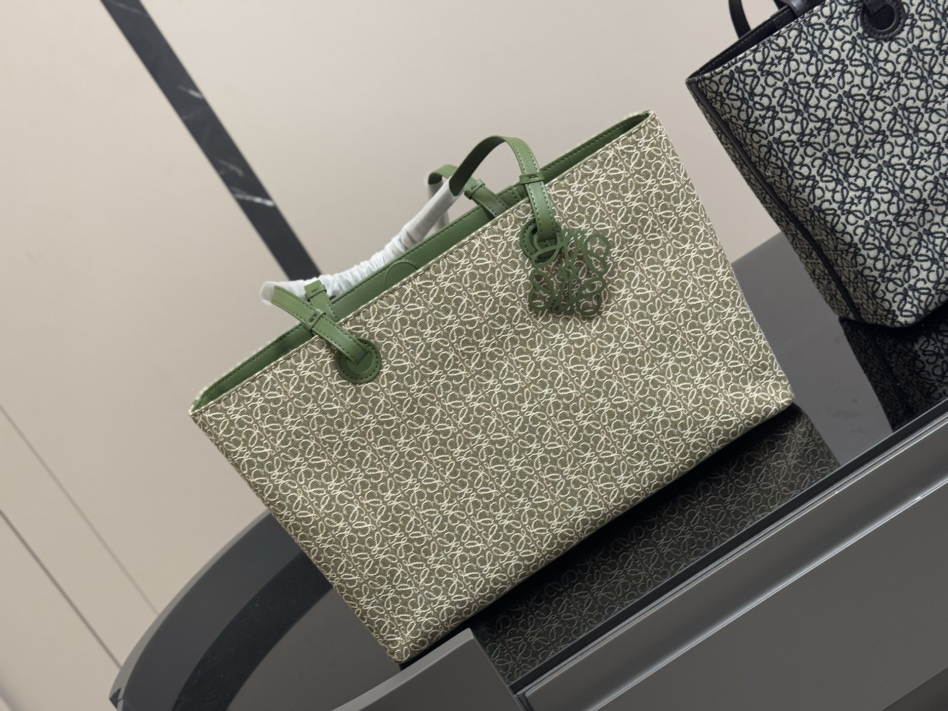 &yen;155 size： 37*24cm（横） 罗意威帆布购物袋🛍️ 实物好装的一款包 最近出行都在背 皮帆布耐看有质感 它的容量很友好...