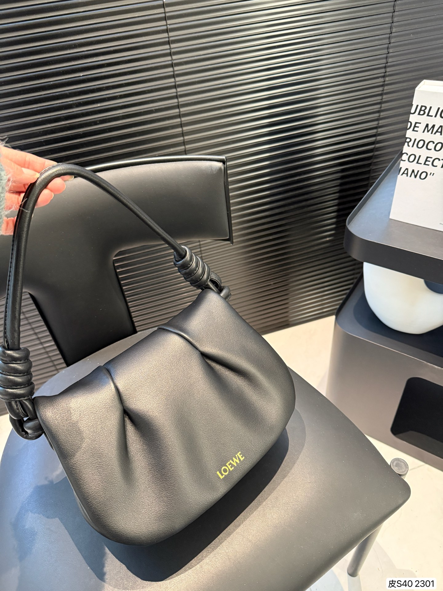 P250 纯皮罗意威腋下包 LOEWE 手拿包来给做一个搭配吧～ 小巧精致的同时容量也很够日常出街聚会带它柔软轻便 极简主义 洋溢着新鲜和时髦的气息漫步街头总会感到松弛和自在 尺寸：24 19 货号2301