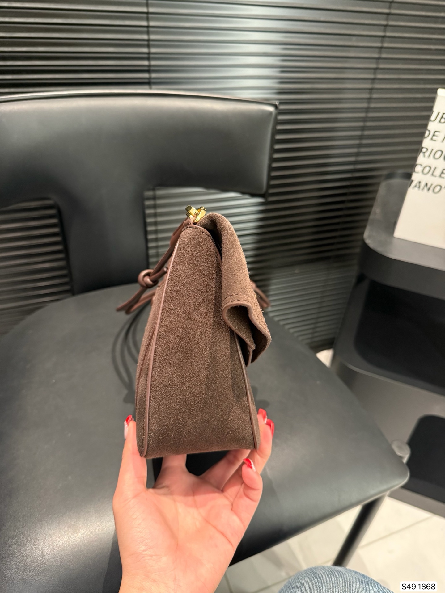 P295 罗意威Loewe 波浪裙边包包Ola杨幂同款包 弧形包身、线条流暢的翻盖和時尚甜甜圈链条。 可拆卸管狀小牛皮肩帶 可拆式甜甜圈链条 可翻盖开合 甜美俏皮风 单肩斜挎都很有韵 尺寸26 14 货号1868