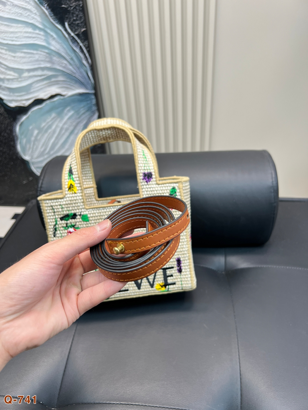 💰145💰150 好喜欢这个包!适合夏天罗意威Loewe草编包罗意威编织托特包Paulas's 1biza 夏日海岛系列推出了草编托特包包 巧妙融合了托特的商务之前线条和草编的夏日风情,加上Loewe粗体大logo 真的很难不爱呀,尺寸大号30 24 小号23 17cm