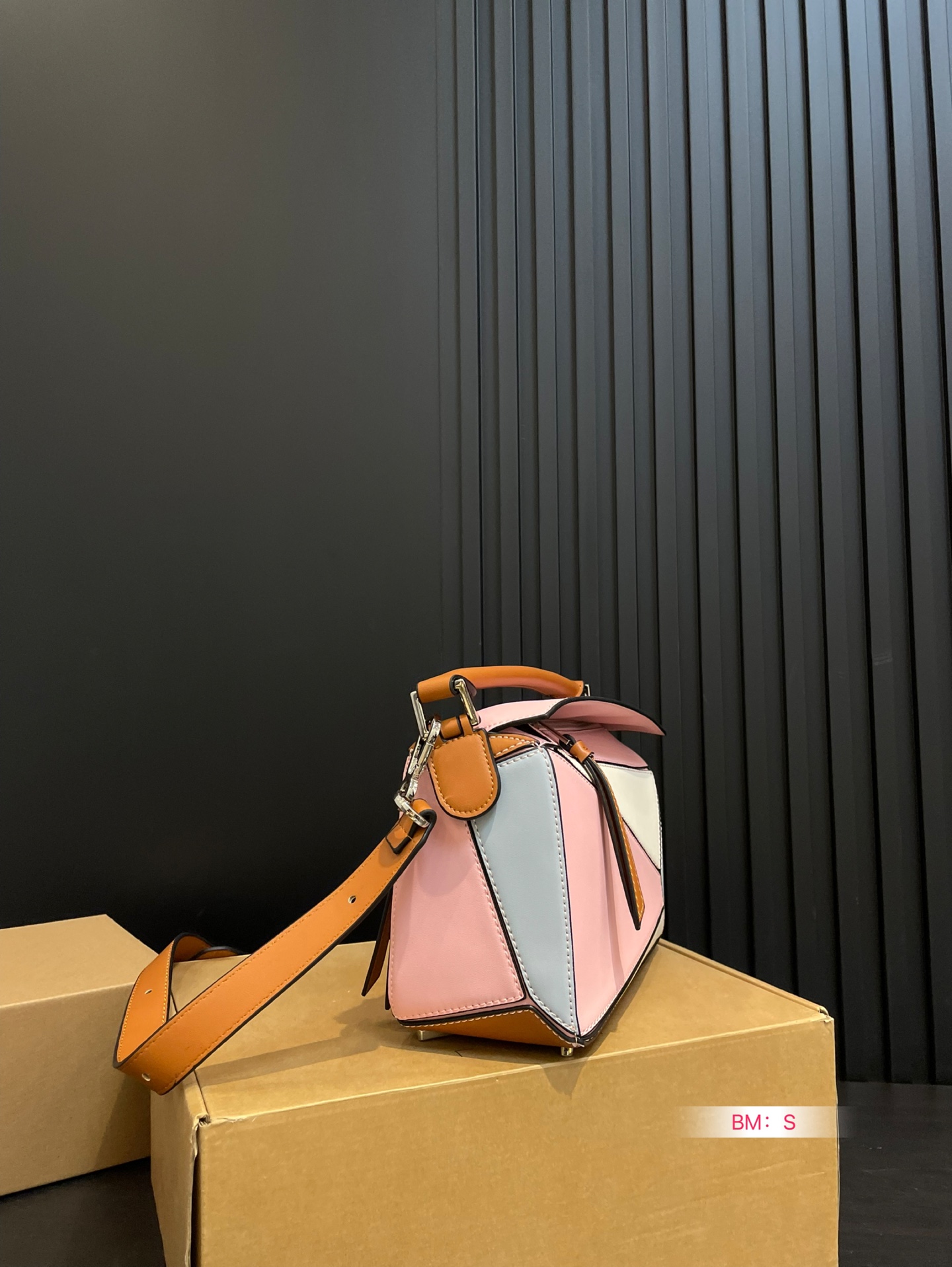 💰165 配盒 loewe 几何包puzzle 真心是不能错过的， ⚠️牛皮品质🐂！ 完全hold住！ 罗意威|一根完美的肩带 尺寸：24*15