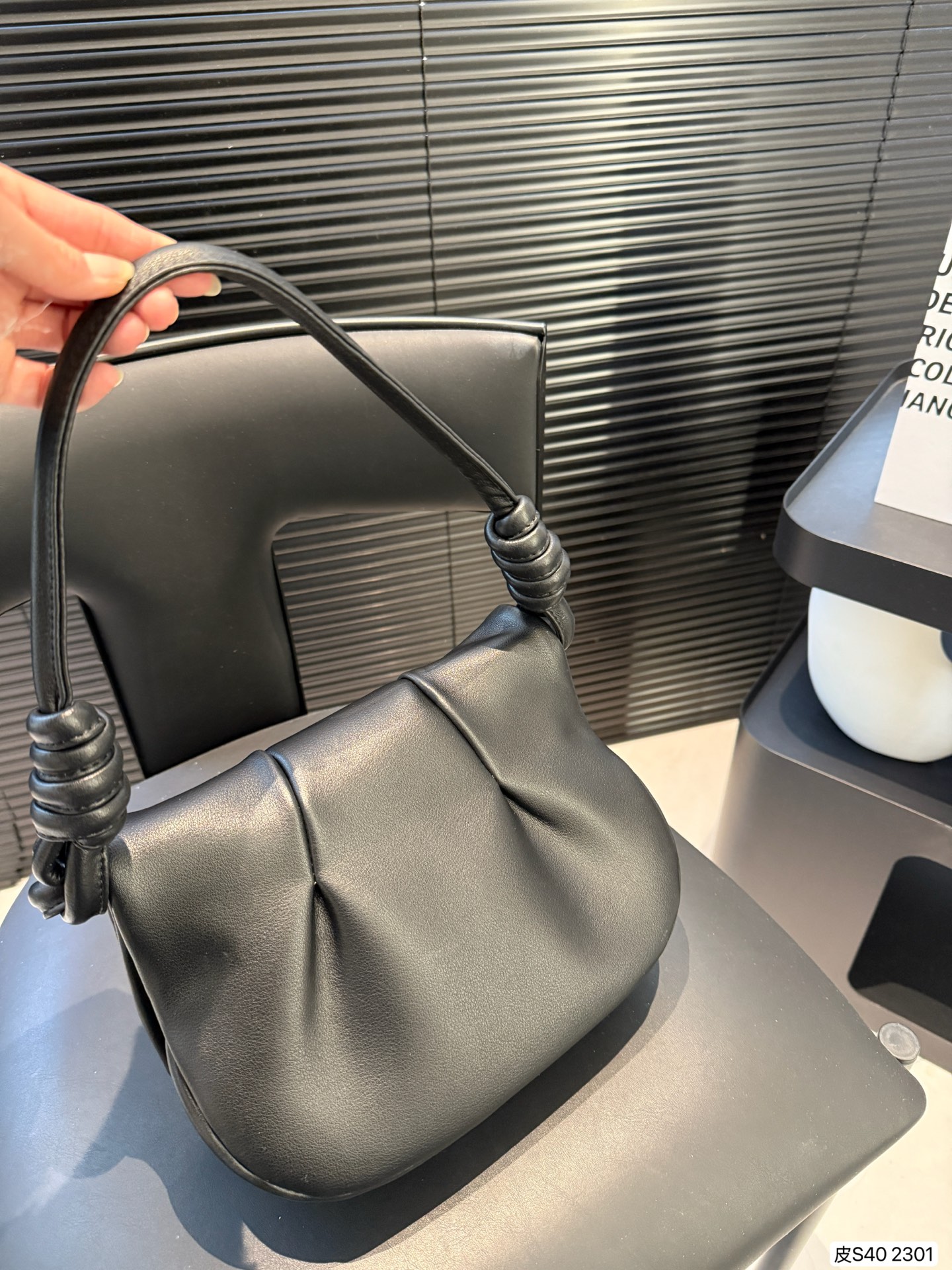 P250 纯皮罗意威腋下包 LOEWE 手拿包来给做一个搭配吧～ 小巧精致的同时容量也很够日常出街聚会带它柔软轻便 极简主义 洋溢着新鲜和时髦的气息漫步街头总会感到松弛和自在 尺寸：24 19 货号2301