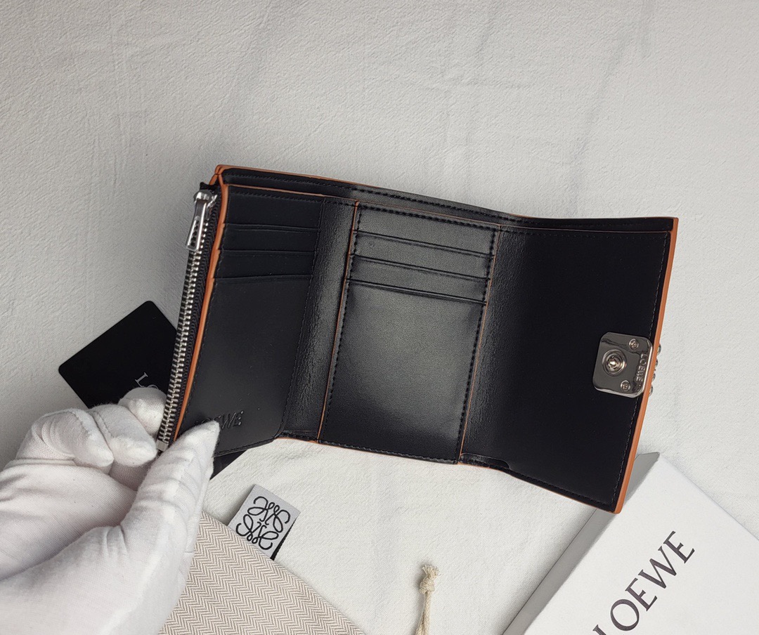 P110🎀🎀颜色 黑色 灰白 土黄色 🎀尺寸 12x9.5x3🎀罗意威爆款牛皮中长款钱包🔥款式经典做工精细耐磨耐用手感极佳❤️
