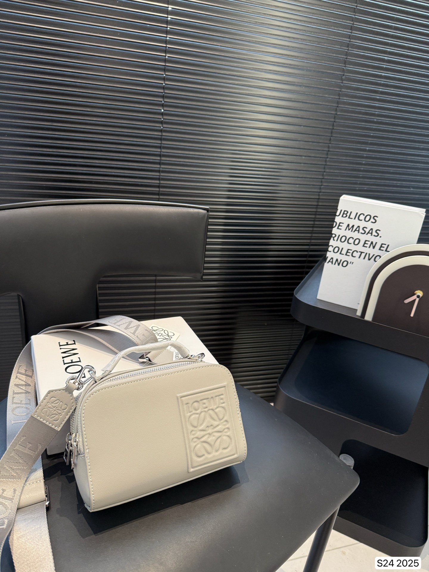 P170 配盒子 罗意威隐藏款,宝藏包包 罗意威的相机包妥妥的宝藏隐藏款 前后双容量大开口拉链可以单肩 斜挎手拎日产休闲 时尚百搭 西班牙小牛皮匠心之作万元之内的必选好物 #罗意威loewe #相机包 # 尺寸:18 13 货号2025