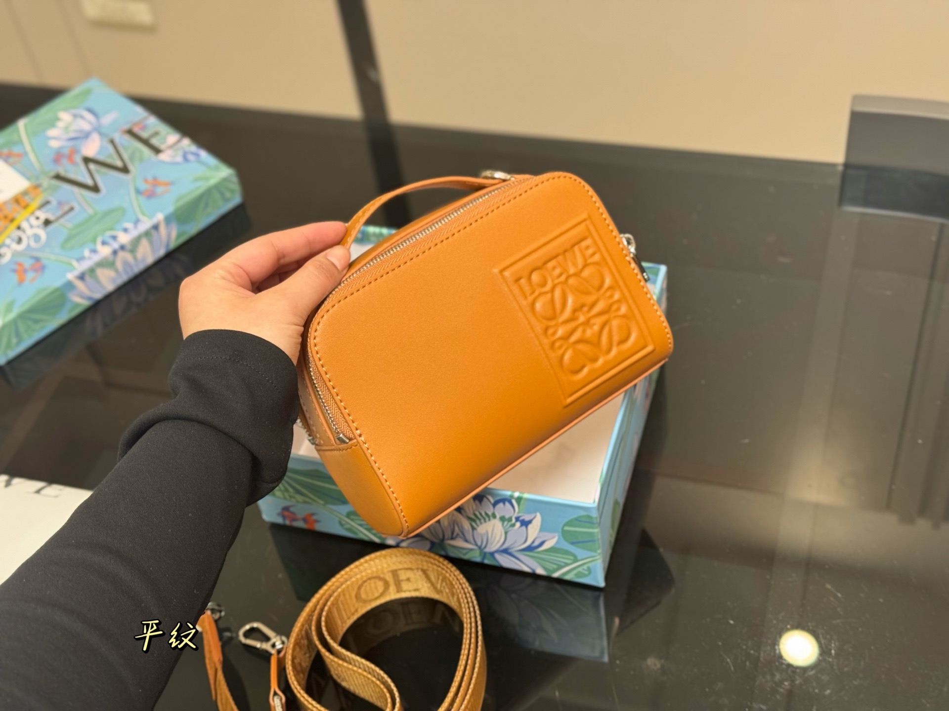 ¥170 配盒 size:18.13cm Loewe Hammock 男女同款! 罗意威 相机包超可爱 看预告就喜欢的要命, 特别可爱, 皮质也很好 摸起来滑滑的不会涩!