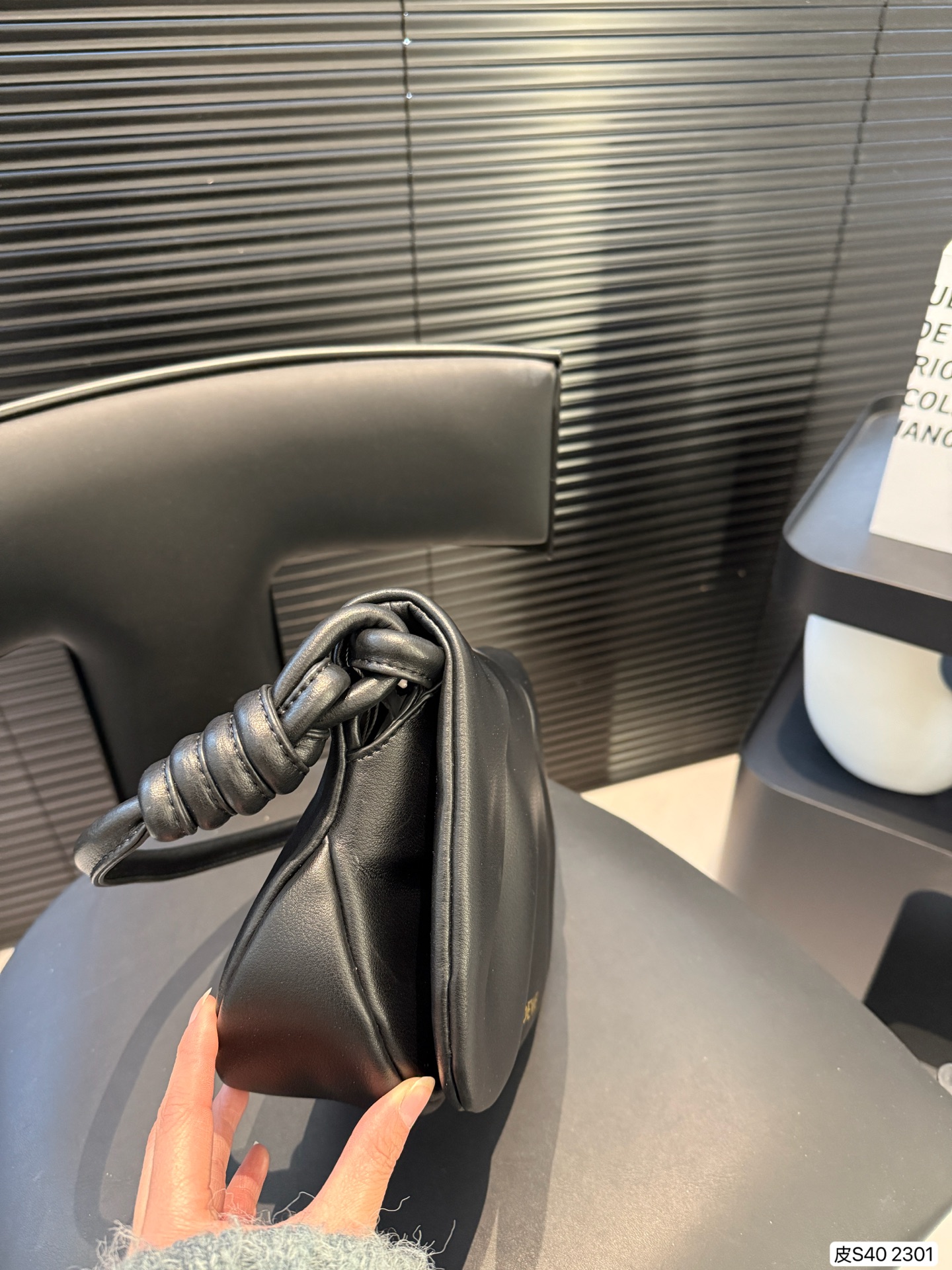 P250 纯皮罗意威腋下包 LOEWE 手拿包来给做一个搭配吧～ 小巧精致的同时容量也很够日常出街聚会带它柔软轻便 极简主义 洋溢着新鲜和时髦的气息漫步街头总会感到松弛和自在 尺寸：24 19 货号2301