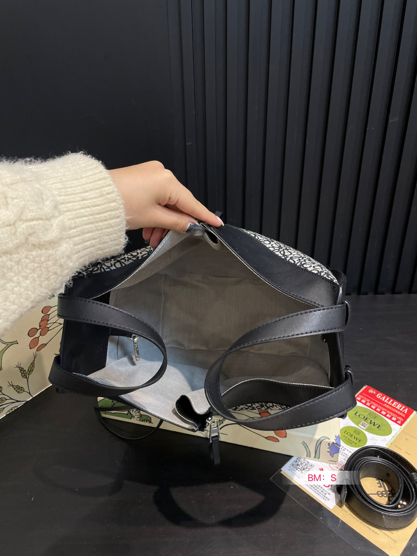 💰190 配盒 Loewe/罗意威🎒HAMMOCK吊篮水桶包，可爱暴击🔅超级Q 干净而利落的造型与背景.蕴含的优雅魅力.包包造型多变，可手提可单肩，设计简单利落 尺寸26*25cm