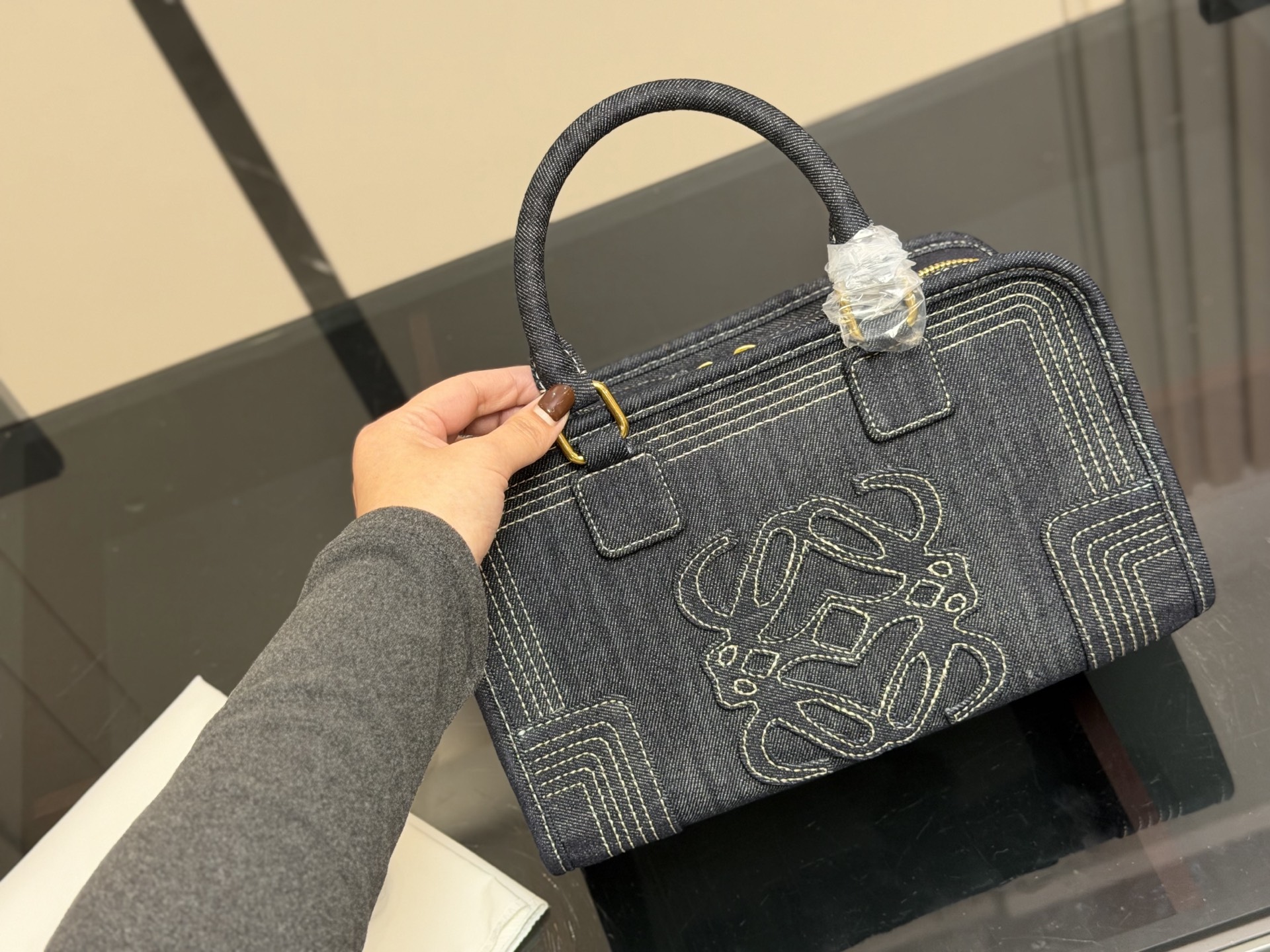 ¥220 这才是罗意威最值得入的中古包吧! 太好装了容量很大出差旅行必备的大包首选真的很小众因为这一只是中古包所以很少见~ 但是真的好好看拼色帆布有一种流浪的艺术家的感觉还可以斜挎的小个子女孩子也hold住~ 中古包包分享|罗 意威中古 尺寸:29.18cm