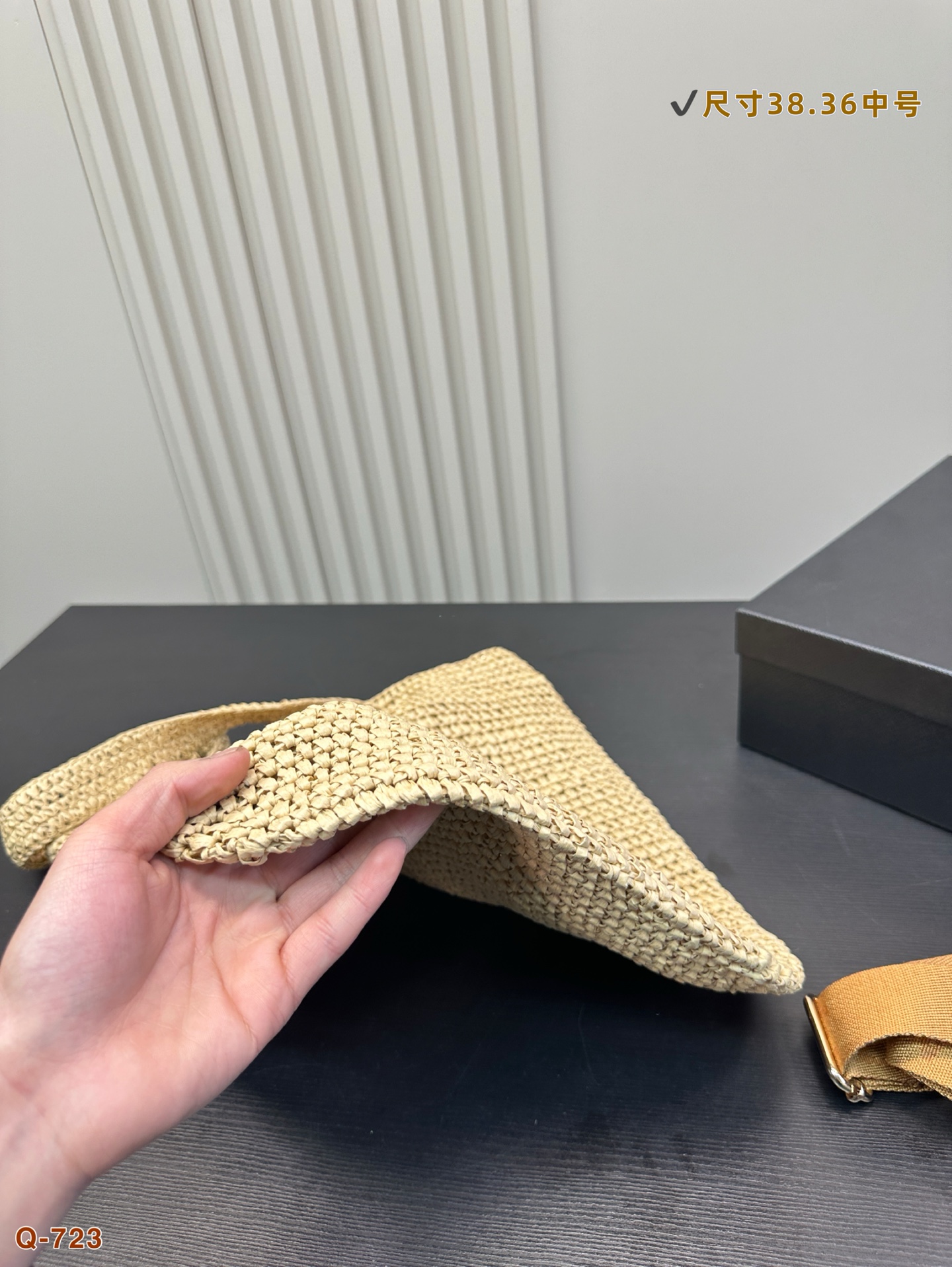 💰150 罗意威编织托特包，简单搭配的包袋，非常大气。 搭配衣服也是毫无难度。尺寸：38.36