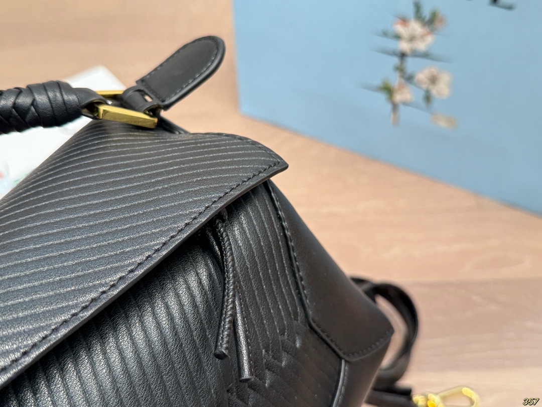 &yen;205折叠盒 罗意威loewe几何包 简约大气风格 更加轻盈 可轻松驾驭各种风格 是每个酷酷女孩必入款 尺寸：23 15