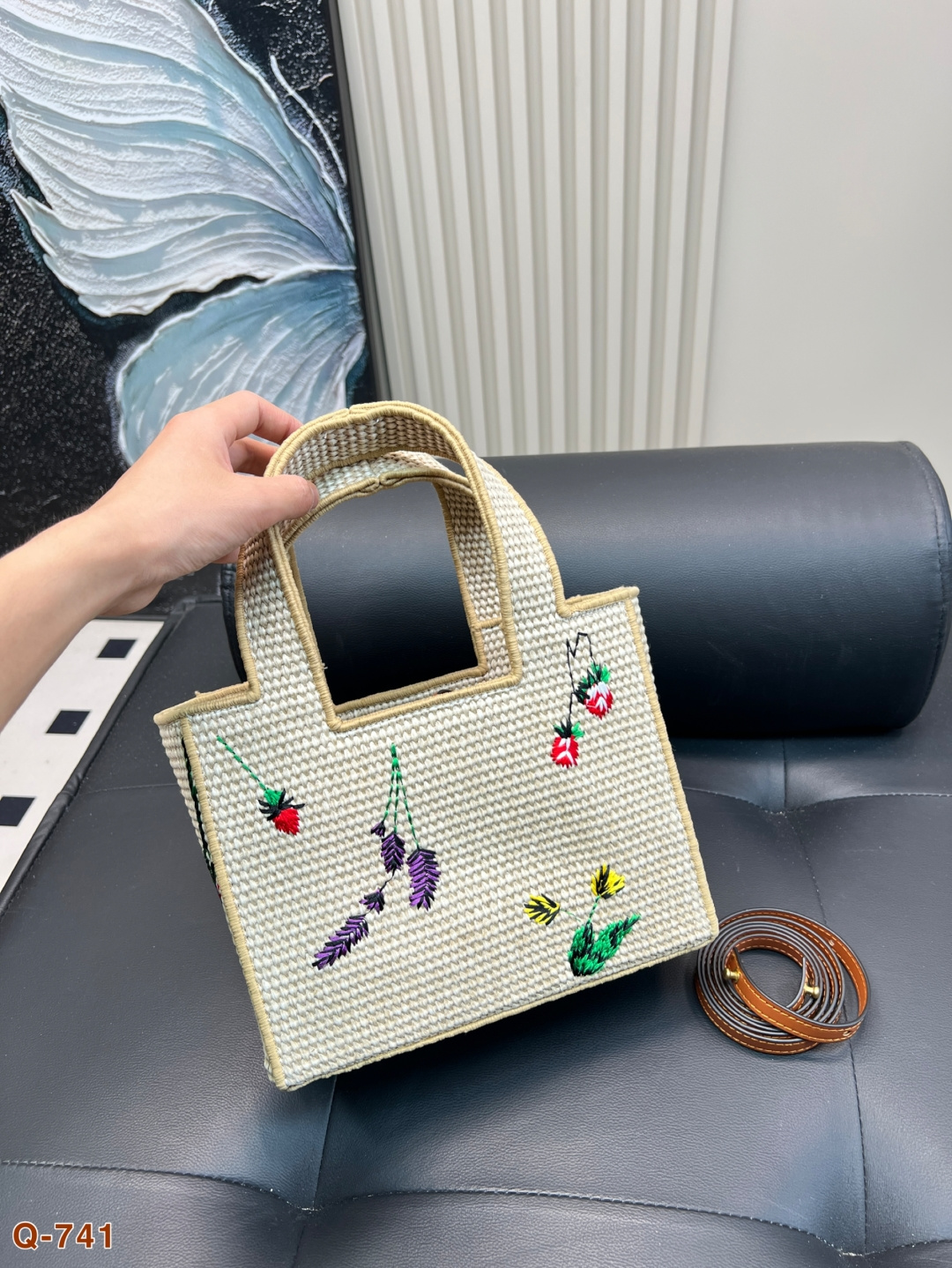 💰145💰150 好喜欢这个包!适合夏天罗意威Loewe草编包罗意威编织托特包Paulas's 1biza 夏日海岛系列推出了草编托特包包 巧妙融合了托特的商务之前线条和草编的夏日风情,加上Loewe粗体大logo 真的很难不爱呀,尺寸大号30 24 小号23 17cm