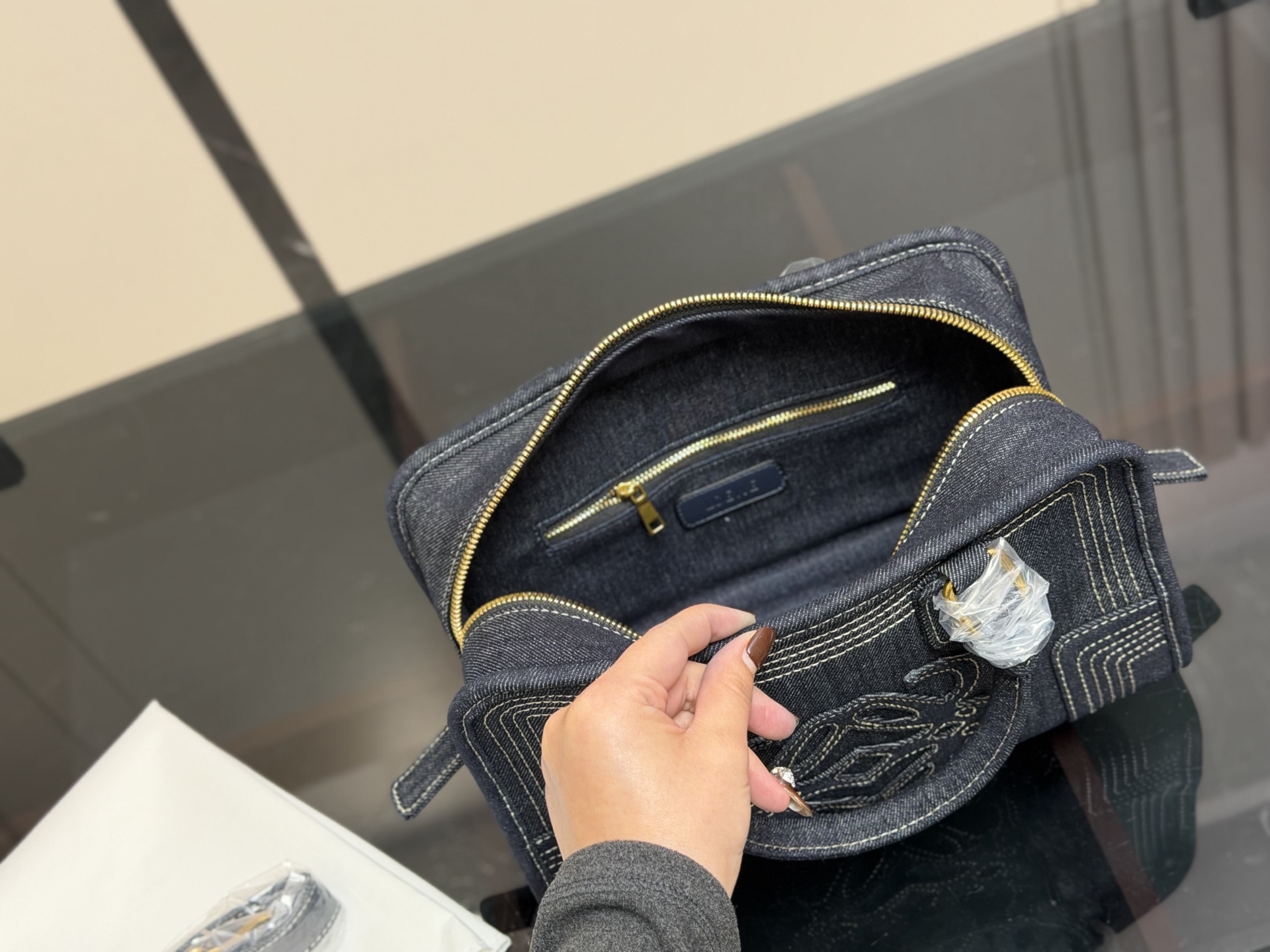 ¥220 这才是罗意威最值得入的中古包吧! 太好装了容量很大出差旅行必备的大包首选真的很小众因为这一只是中古包所以很少见~ 但是真的好好看拼色帆布有一种流浪的艺术家的感觉还可以斜挎的小个子女孩子也hold住~ 中古包包分享|罗 意威中古 尺寸:29.18cm