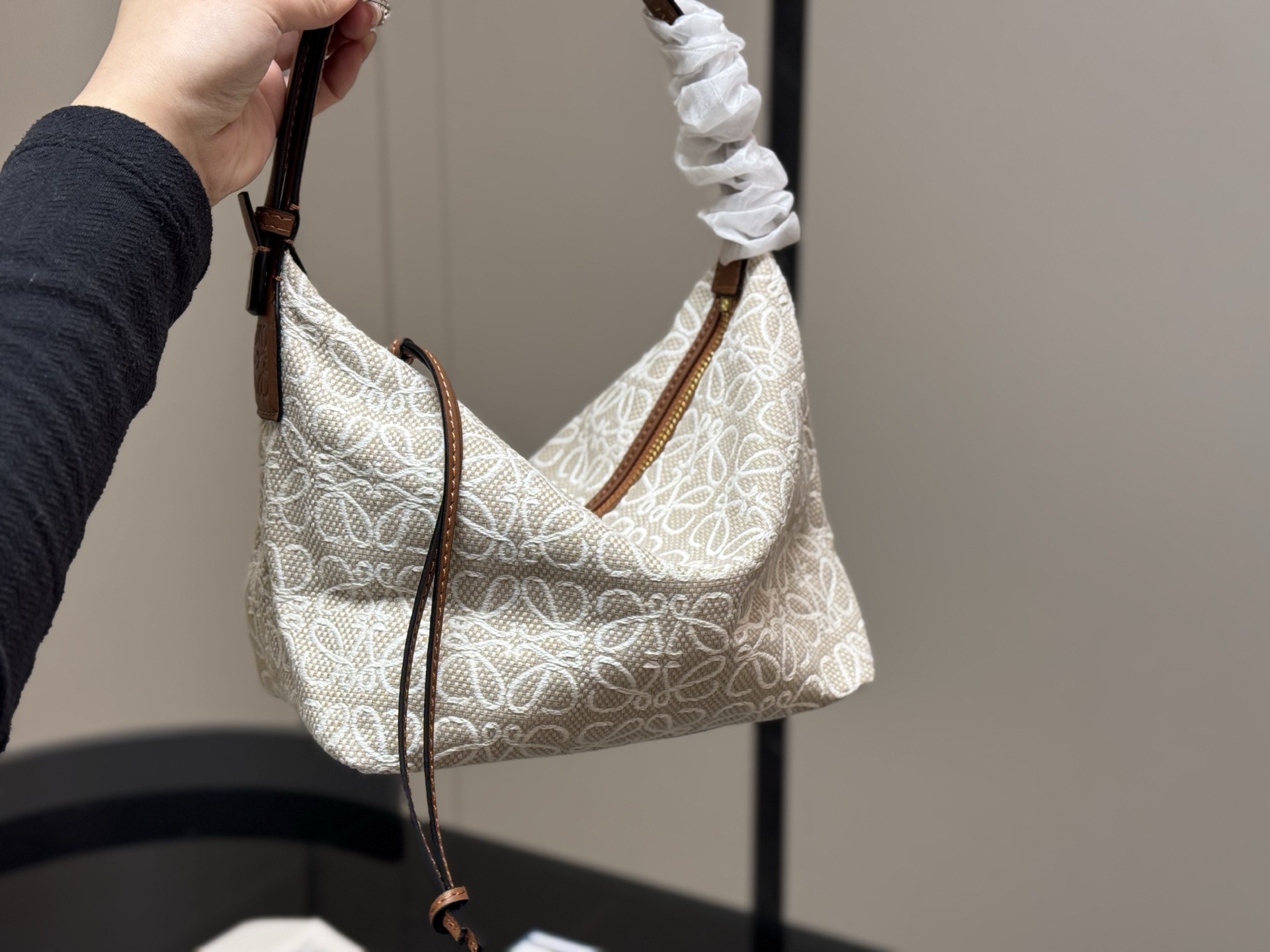 ¥130 配盒 罗意威最近超级火的便当包 最新款Loewe cubi 提花帆布材质搭配黑色 这个颜色最好看! 尺寸:22×15cm(小) 搜索🔍罗威饭盒包