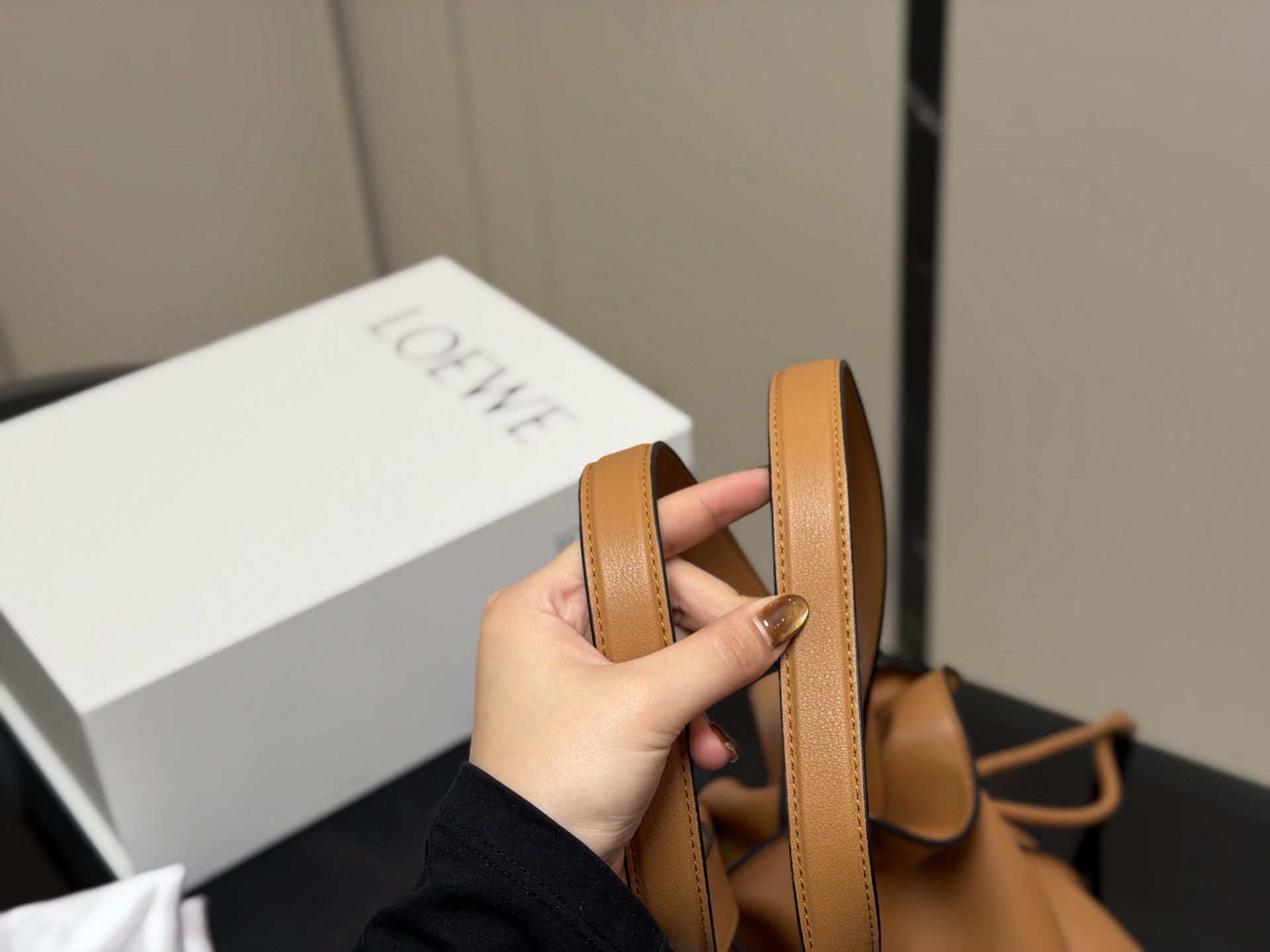 &yen;300 配折叠盒 LOEWE 罗意威Anagram福袋托特包 采用柔软纳帕牛皮，手感细腻，廓形随性慵懒。灵感源自日本福袋，抽绳设计方便开合，容量超大，通勤日常都很实用。肩带可调节，支持单肩或斜挎，搭配Anagram印花，低调又有辨识度，时髦精们必入！ 尺寸:37.29cm