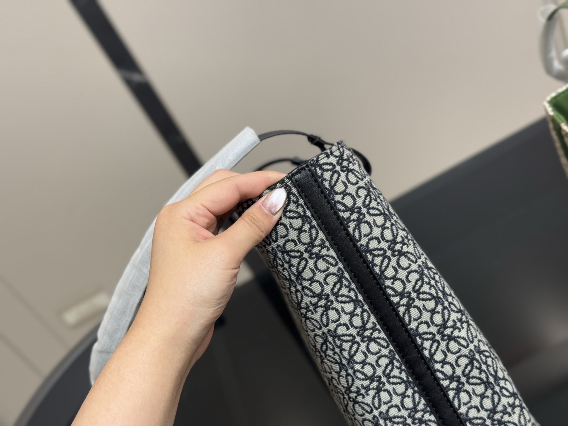 &yen;150 size：29*28cm（立） 罗意威帆布购物袋🛍️ 实物好装的一款包 最近出行都在背 皮帆布耐看有质感 它的容量很友好...