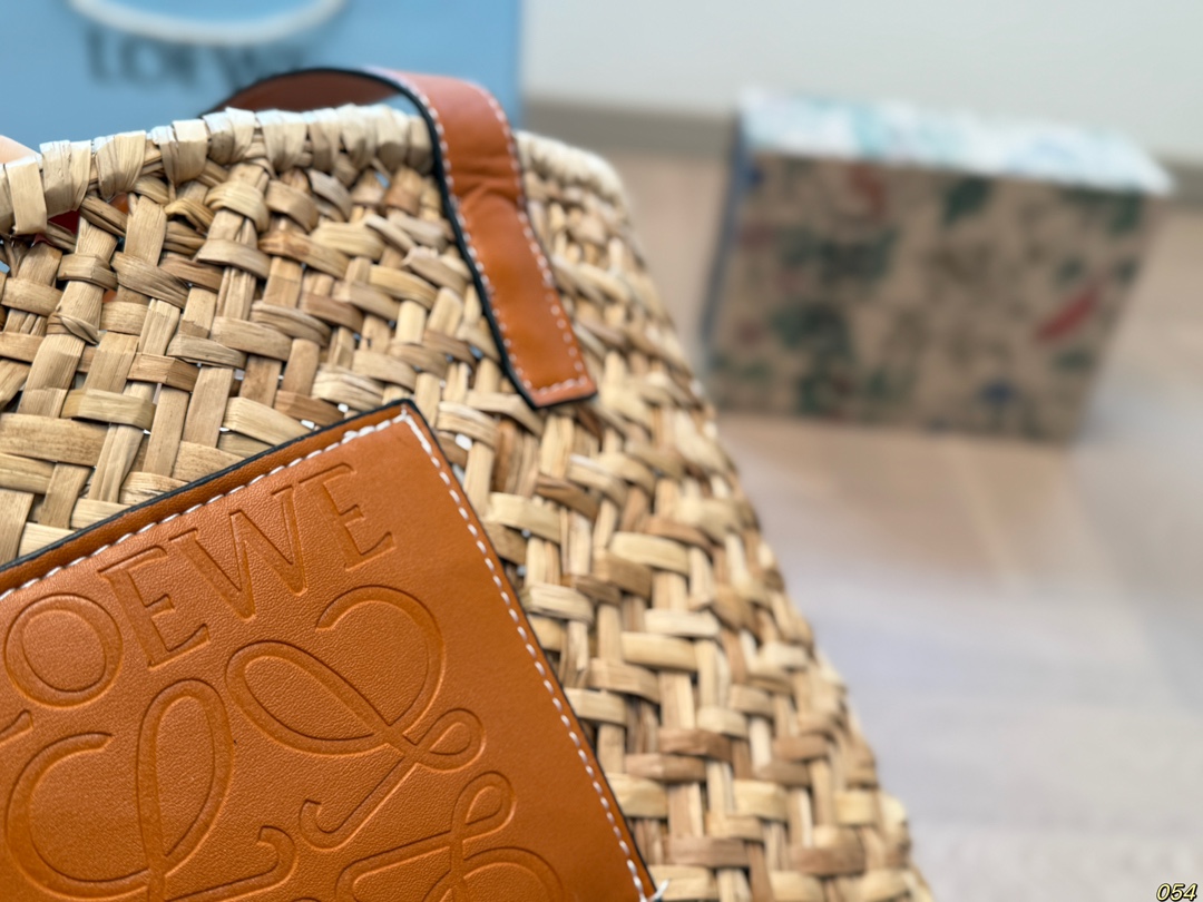 &yen;125/&yen;120/&yen;115 罗意威托特loewe草编包 即日常又耐脏的颜色 容量不容小觑哦✨ 尺寸：28 26/26 23/20 22