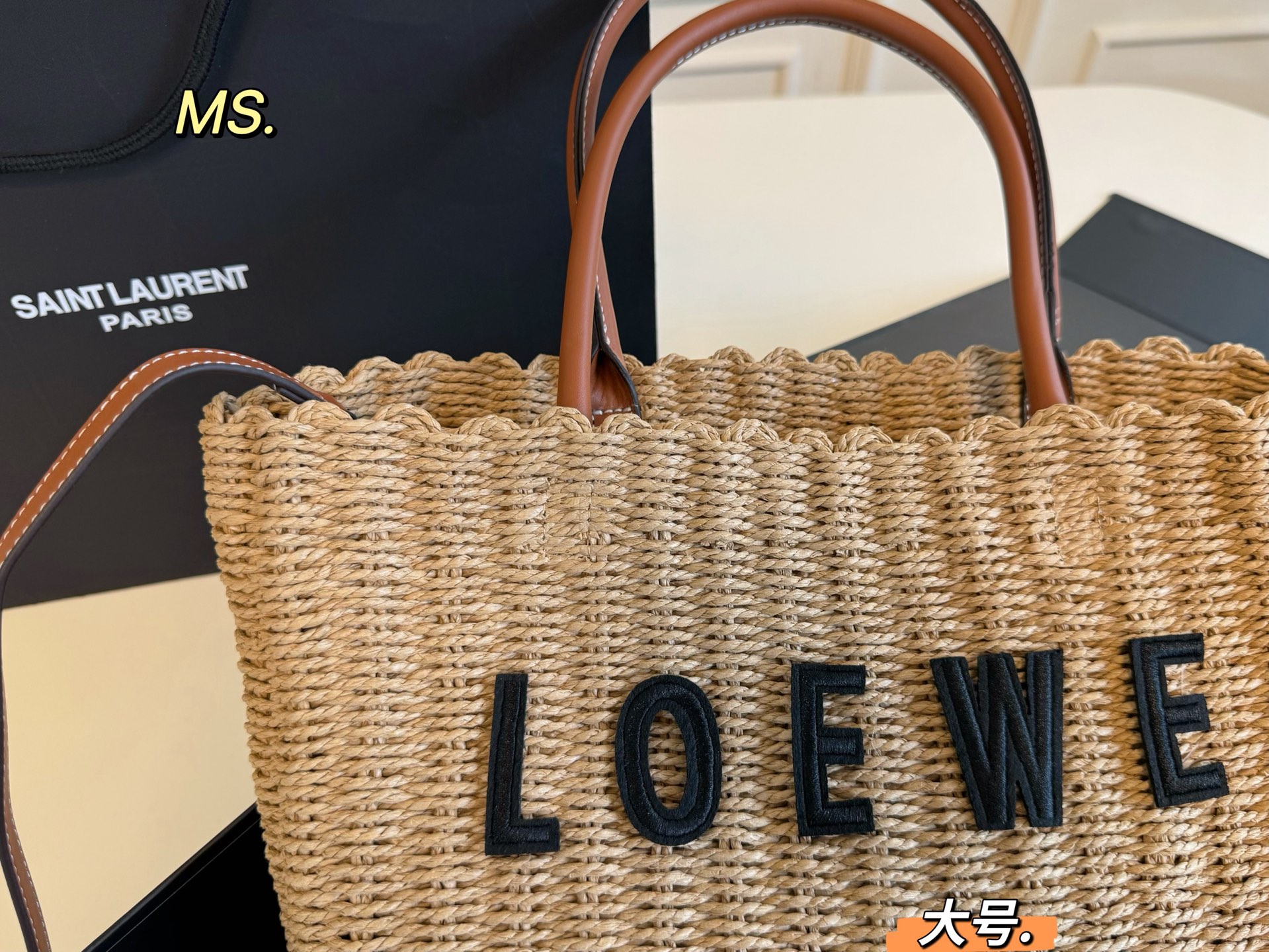 P95大号 （飞机盒） size：27&times;27大号 LOEWE 罗意威新款草编琴谱托特包💕 柔软拉菲草编织成立体包型， 一眼爱上，氛围感绝了👍 柔软又🈶️韧性，质感满🈵️ 既能度假🏖，又能通勤！