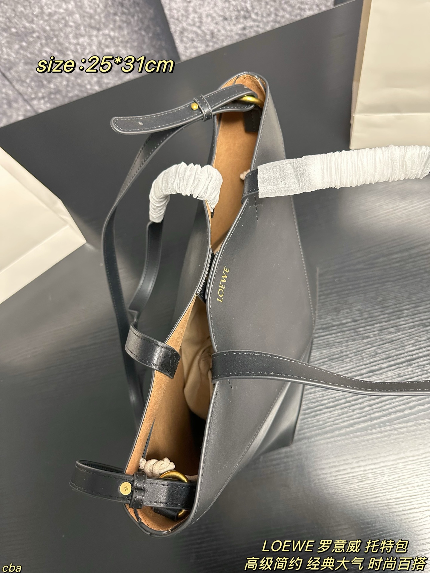 P225配盒 LOEWE 罗意威 托特包 罗意威新款的tote手袋无论是在工艺，质量，功能上还是在新奇，百搭，流行上都是一款非常值得购买的单品，几何剪裁拼接在一起再现标志性puzzle设计。 轻便且完全可折叠，便于携带。是完美的出行伙伴。皮革是一种新的光泽小牛皮 ，因其柔软的质感以及带 来现代感和锐度的光泽而备受青睐。以全新方式演绎低调优雅的LOEWE烫金logo。手柄采用纯粹干净的十字绣细节设计 ，更加耐用。 尺寸：25*31cm