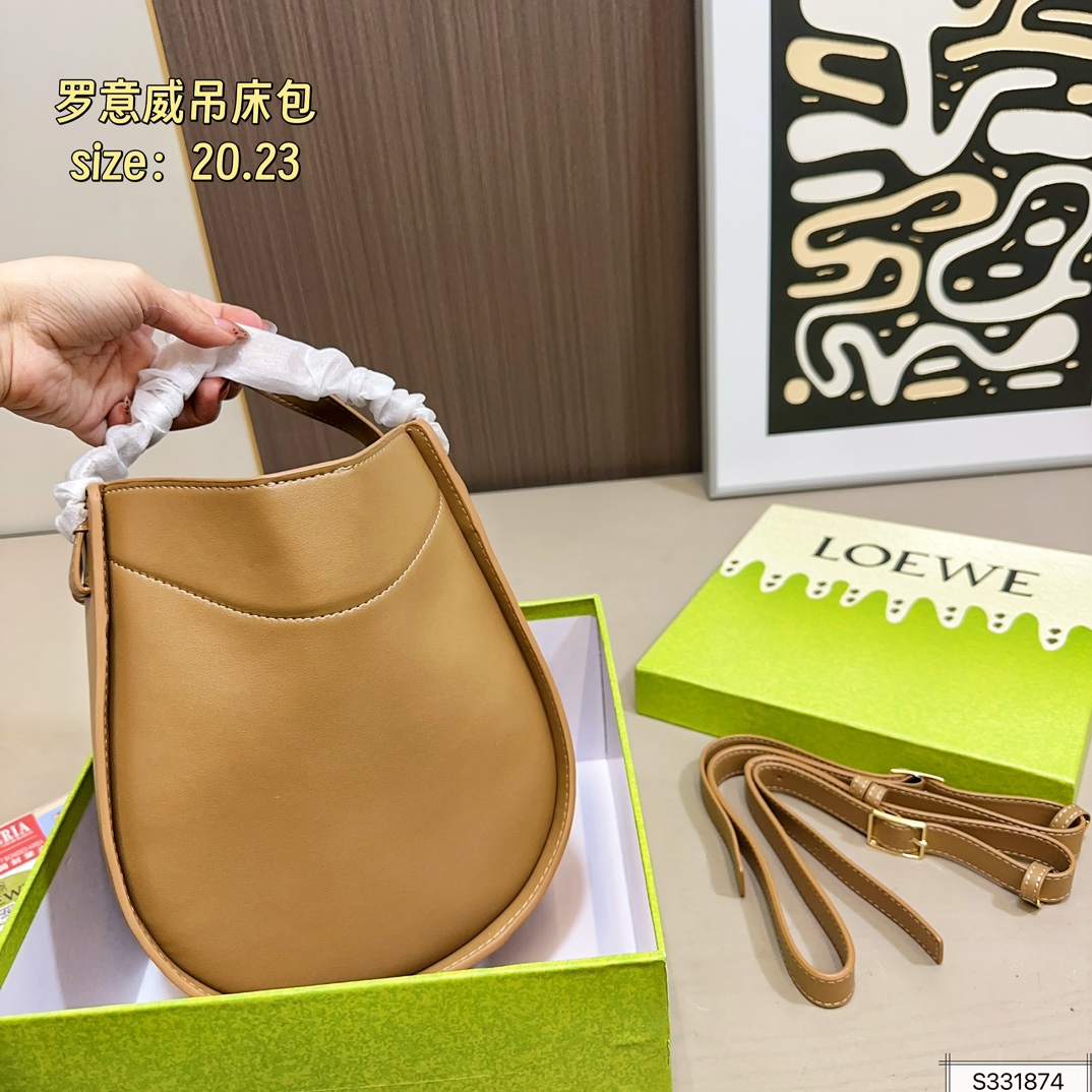 💰190（配盒） 尺寸20&times;23 LOEWE罗意威25Hammock hobo吊床包 面对不同造型都能轻松变换 容量感人，包身轻盈又简洁 百变腋下包 手感真的绝绝子