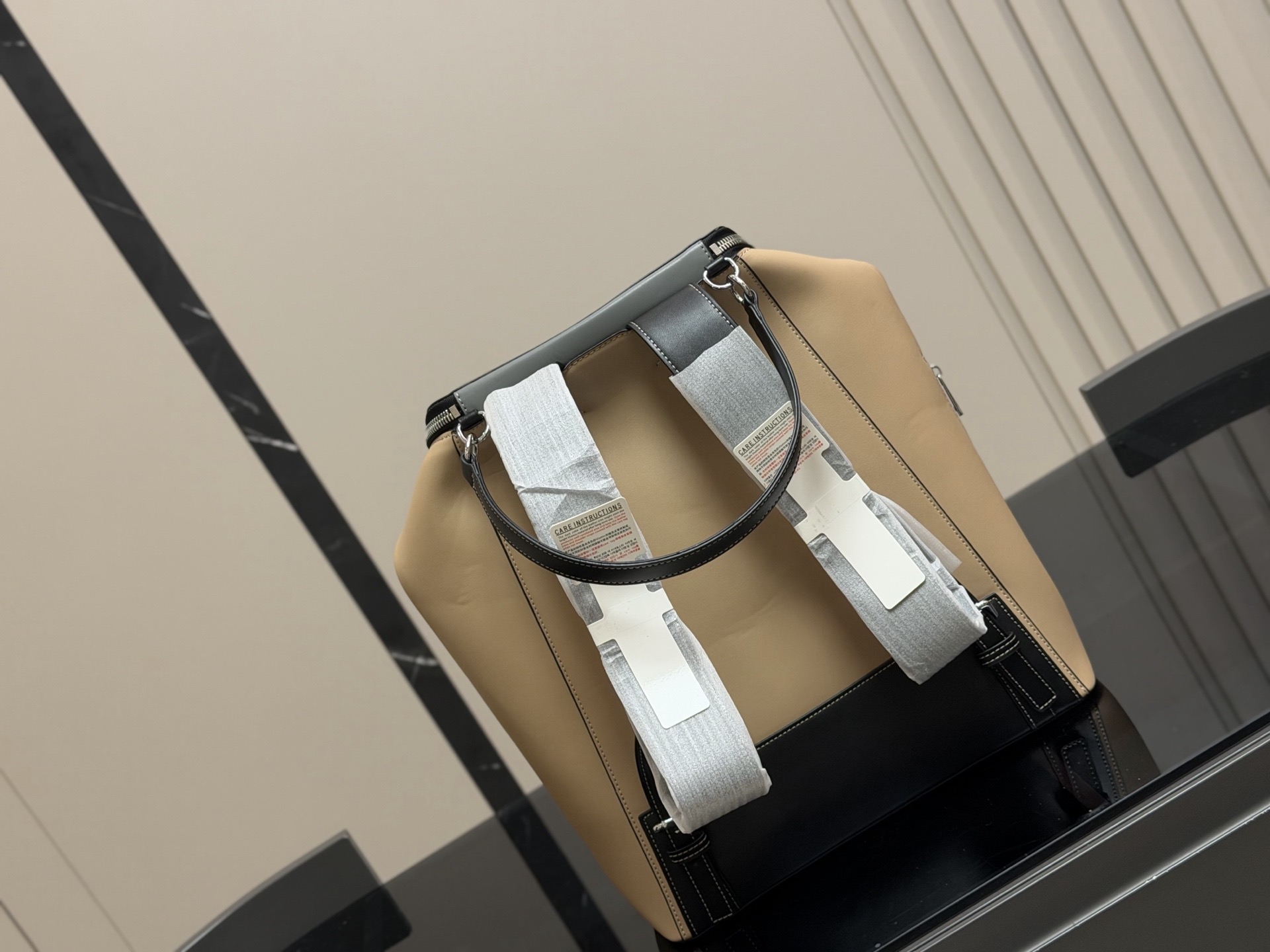 &yen;180 无盒 size：33*39cm loewe 罗意威双肩包🎒 颜值很高哦！ 男士双肩包&hellip;