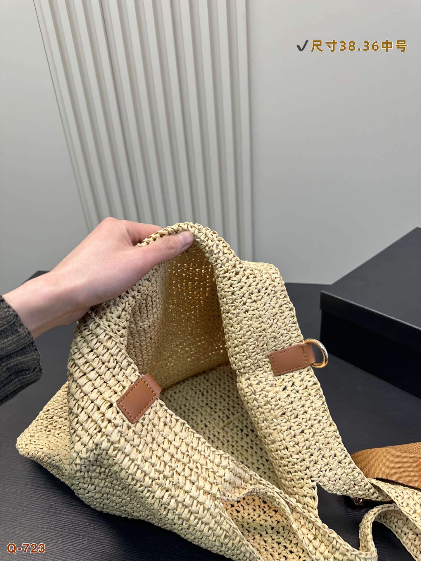 💰150 罗意威编织托特包，简单搭配的包袋，非常大气。 搭配衣服也是毫无难度。尺寸：38.36