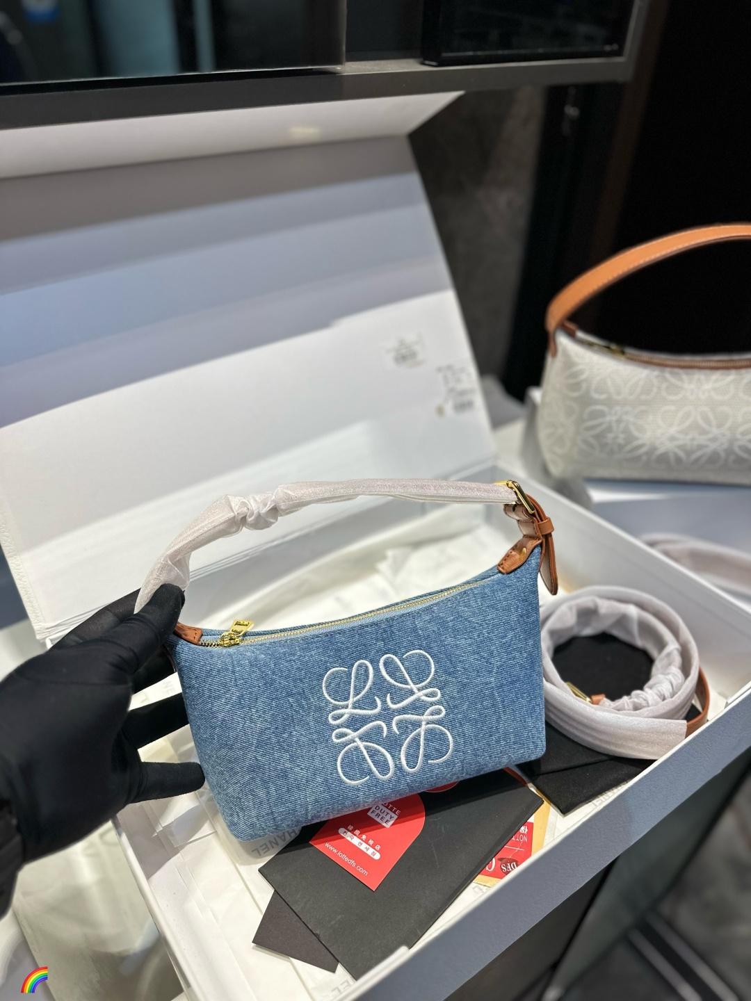 ❤️p125（礼盒包装）❤️ 罗意威饭盒包 新成员饭盒包终于来啦这个大小比较适合平时外出，装个手机卡包车钥匙都可以，想要功能性大的不要选择这个，装不进ipad!冬天就是要这种反差比较大的小巧玲珑的包，才能让臃肿大衣的外表下添加一些俏皮可爱!几千块的快乐就是做一-个女孩当#饭盒包风#尺寸20.12