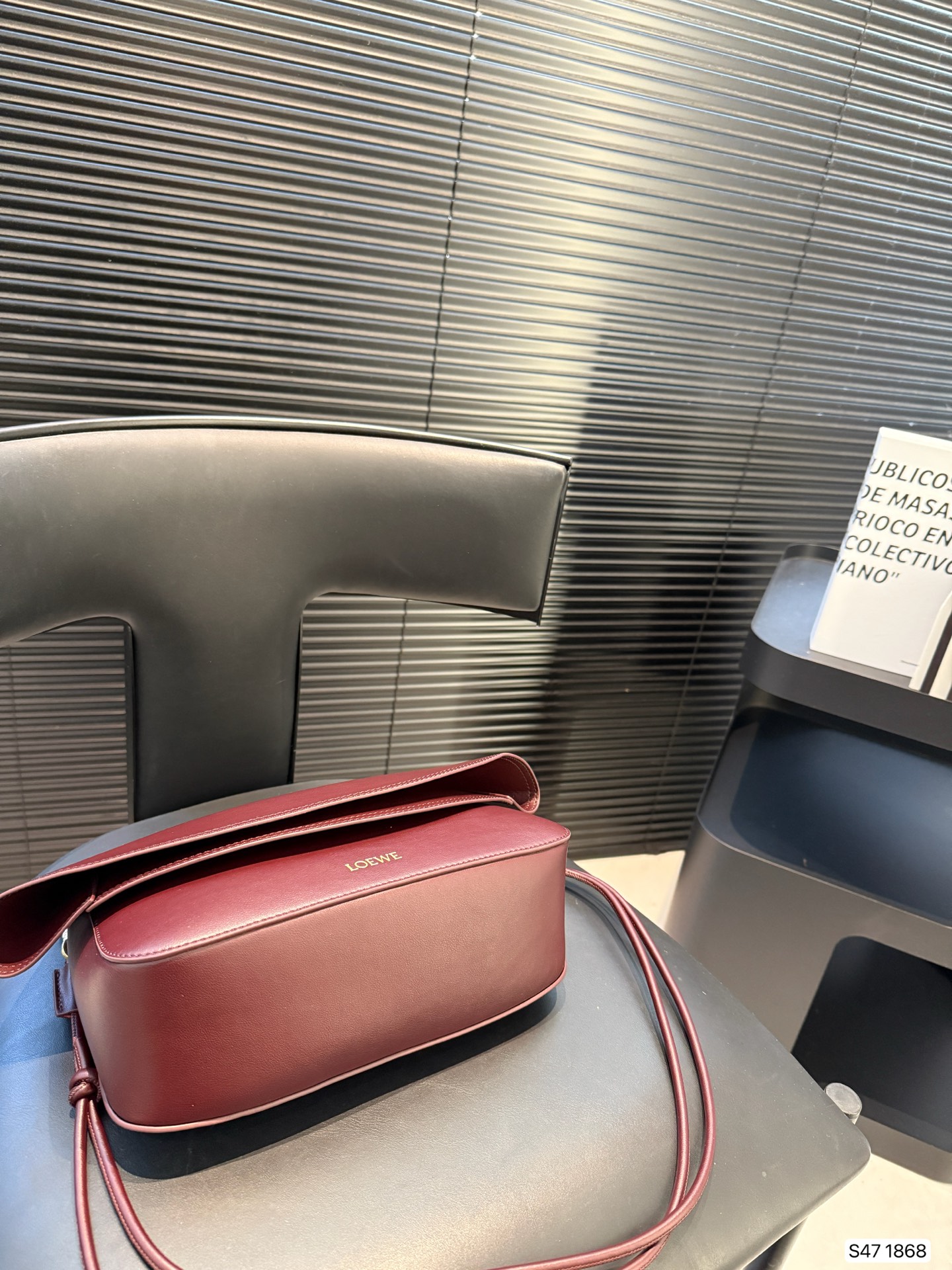 P285 罗意威LOEWE|七夕限定 Ola手袋，一眼心动! LOEWE这款 Ola手袋是七夕专属，简直美哭!弧形设计流畅优雅，搭配醒目的甜甜圈链条，辨识度超高。超实用，光滑牛皮革柔软轻便，背着毫无负担，超适时髦，细节太戳人:可拆卸管状肩带和链条，自由切换单肩或斜挎;翻盖开合顺滑，内袋收纳超方便。LOEWE烫金标志低调奢华，百搭又显气质。 尺寸：26 17 货号1868