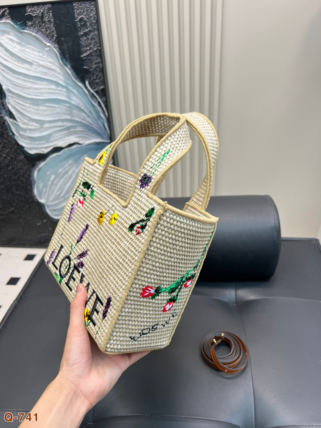 💰145💰150 好喜欢这个包!适合夏天罗意威Loewe草编包罗意威编织托特包Paulas's 1biza 夏日海岛系列推出了草编托特包包 巧妙融合了托特的商务之前线条和草编的夏日风情,加上Loewe粗体大logo 真的很难不爱呀,尺寸大号30 24 小号23 17cm