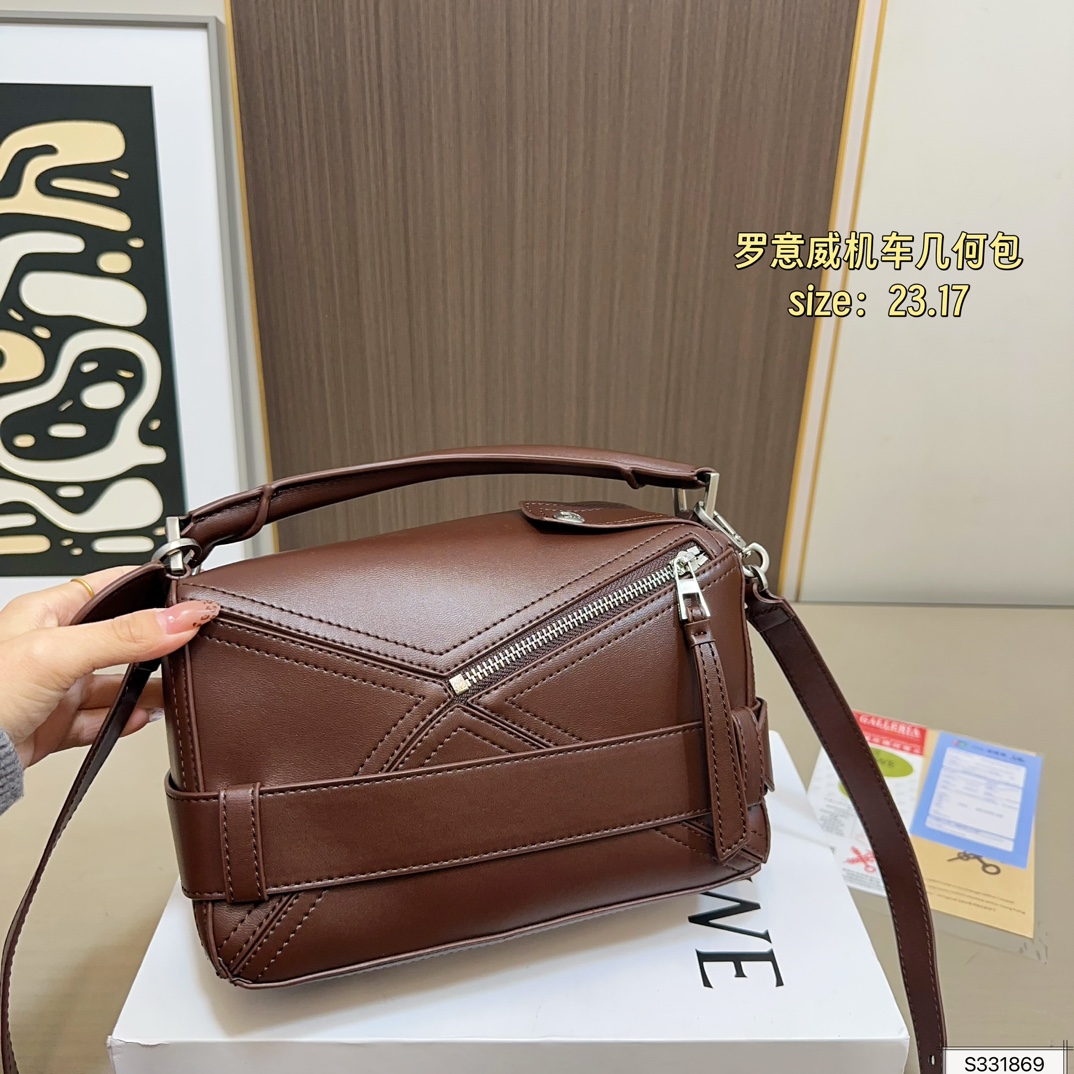 💰185（折叠盒） 尺寸：23.17 LOEWE 罗意威新版上市puzzle Biker机车几何包 几何形设计，质感磨砂五金件，各个颜色都超美👍 容量大，实用又不失设计感！ 休闲又百搭，通勤也可以背‼️