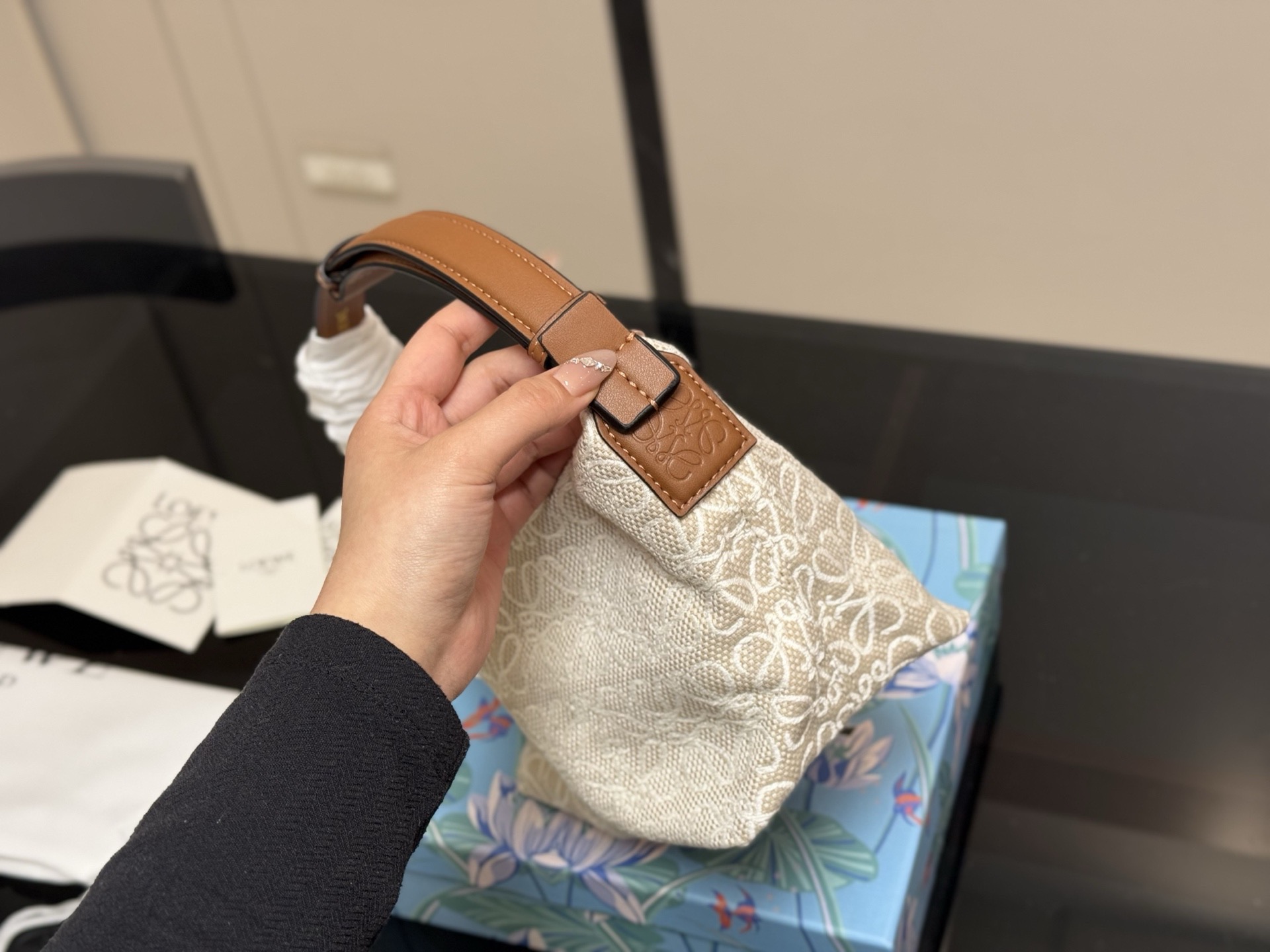 ¥130 配盒 罗意威最近超级火的便当包 最新款Loewe cubi 提花帆布材质搭配黑色 这个颜色最好看! 尺寸:22×15cm(小) 搜索🔍罗威饭盒包