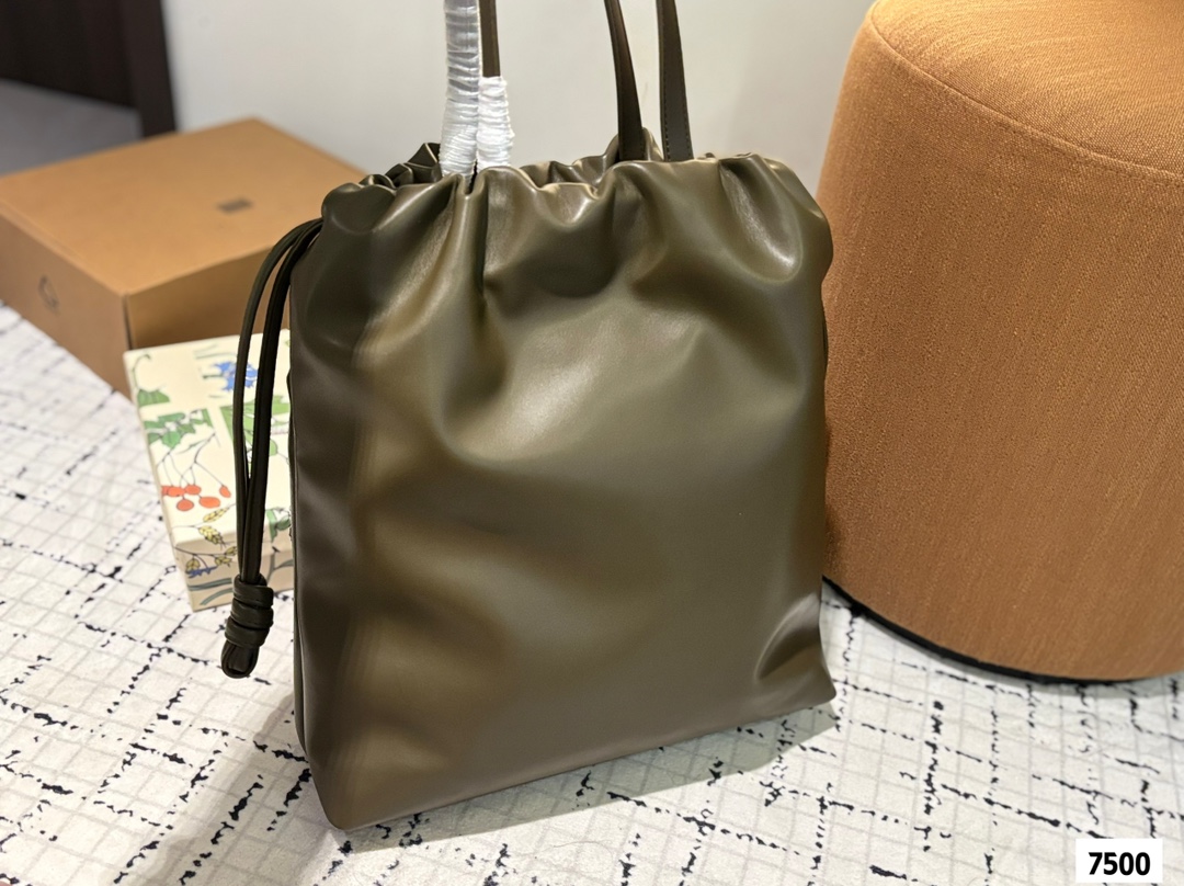 P150 配盒子 LOEWE罗意威福袋包|时尚与好运的完美邂逅 今日推荐 Flamenco LOGO Tote最近新宠 超有质感，亮眼的大字母一下就抓住眼球，时髦又吸睛。 容量超大，日常出行、通勤啥的都能轻松hold住，装电脑、文件、化妆品都没问题。 谁懂啊，拥有它真的快乐加倍!#LOEWE #罗意威 # 尺寸：35 42