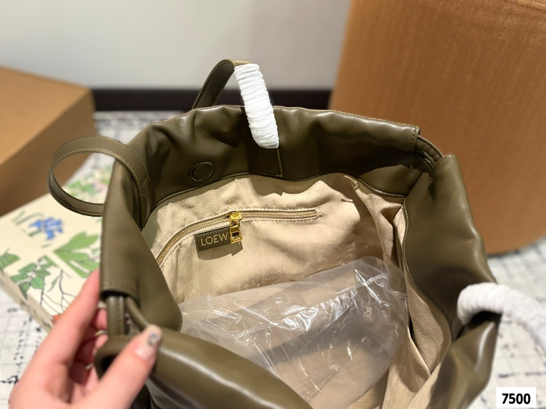 P150 配盒子 LOEWE罗意威福袋包|时尚与好运的完美邂逅 今日推荐 Flamenco LOGO Tote最近新宠 超有质感，亮眼的大字母一下就抓住眼球，时髦又吸睛。 容量超大，日常出行、通勤啥的都能轻松hold住，装电脑、文件、化妆品都没问题。 谁懂啊，拥有它真的快乐加倍!#LOEWE #罗意威 # 尺寸：35 42