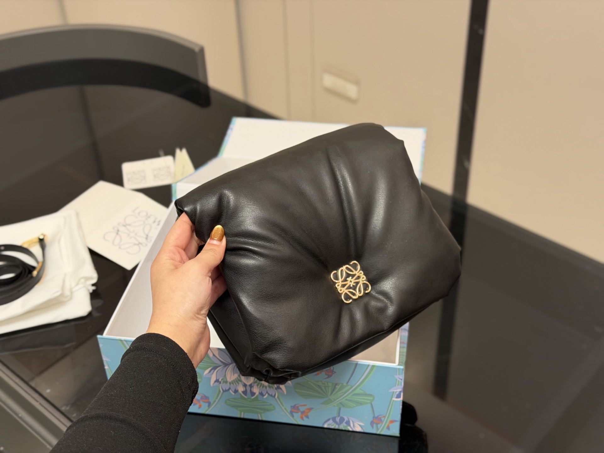 &yen;185 配折叠盒 size：22*17cm Loewe/罗意威 云朵枕头包 Gate Bag腋下斜挎包， 感觉gate是Loewe的礼物 ！ ⚠牛皮皮质！