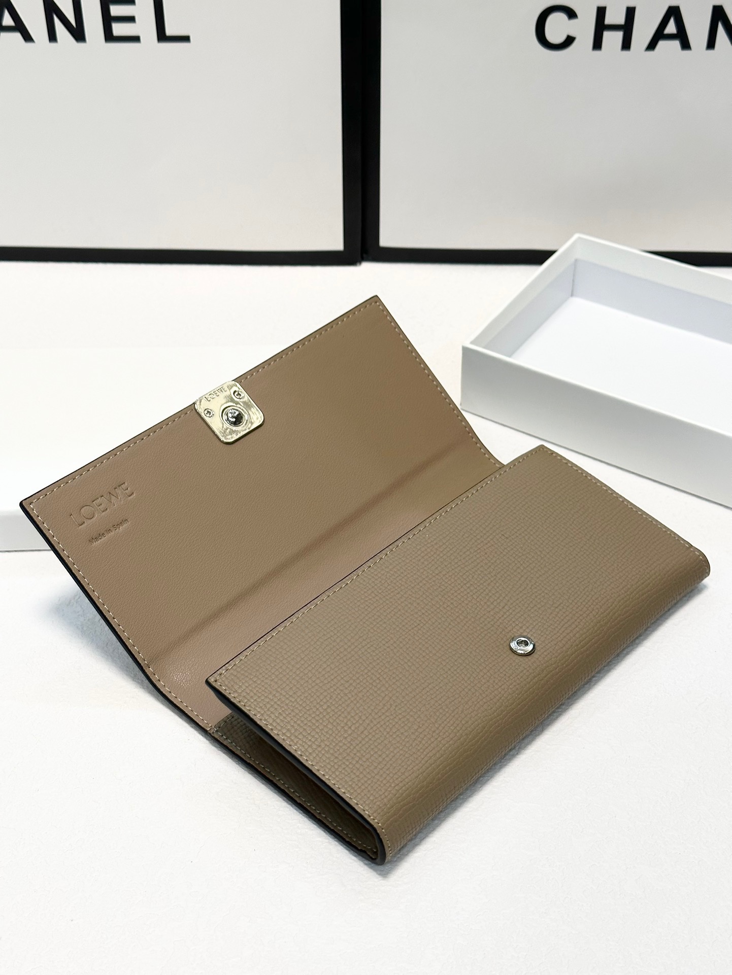 P125🎀🎀颜色 大象灰 黑色 灰白 土黄色 🎀尺寸 19x10🎀罗意威爆款牛皮长款钱包🔥款式经典做工精细耐磨耐用手感极佳❤️