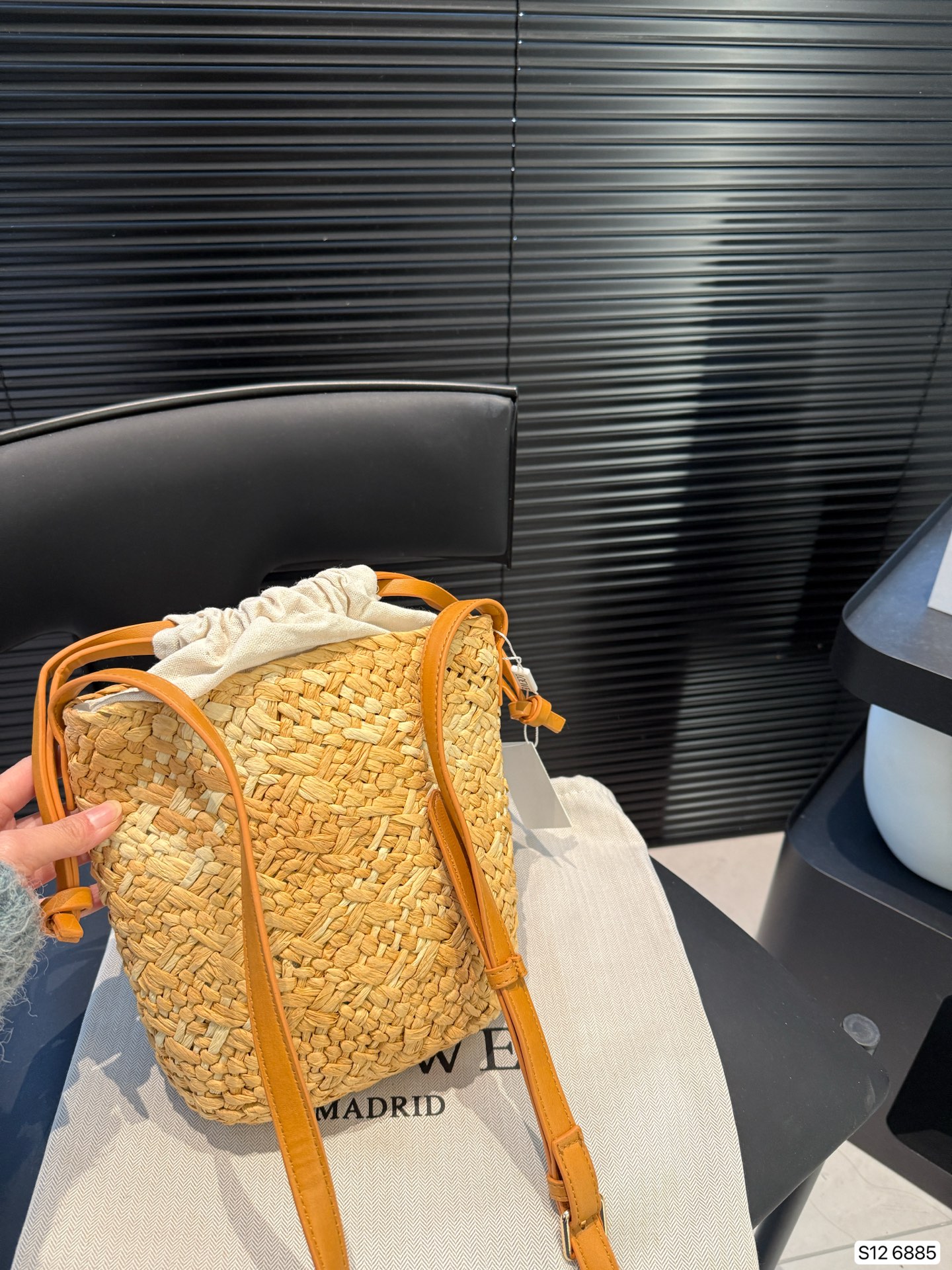 P110 罗意威编织购物袋 手感和视觉效果是一样的 包型更是完美，随意搭配！尺寸23 21 货号6885