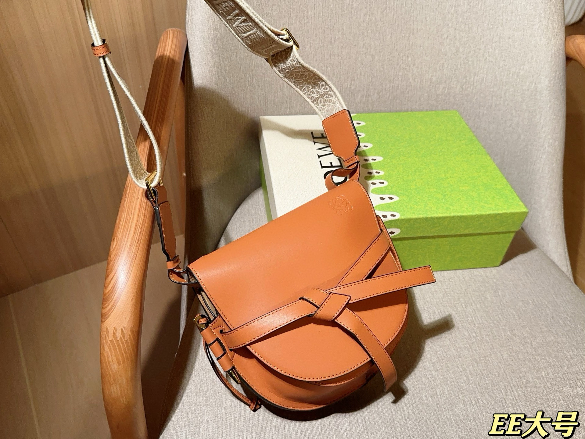 💰195 大号 Loewe罗意威 gate宽肩带马鞍包 单肩斜挎包 尺寸：24&times;20 礼盒包装🎁