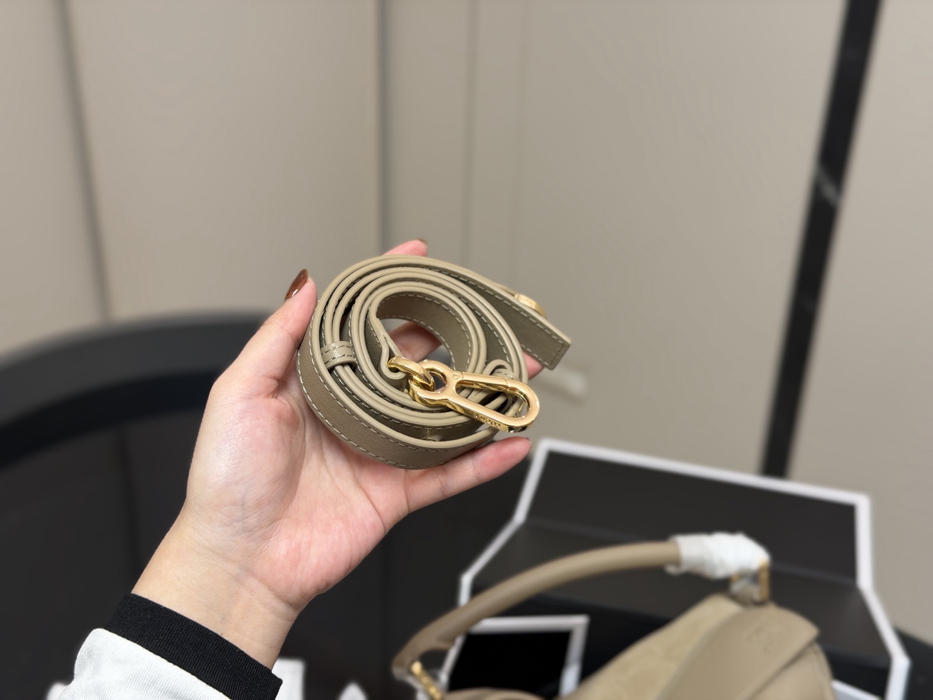 &yen;250 配盒 牛皮 尺寸： 24*15cm loewe 罗意威几何包puzzle 真心是不能错过的， PUZZLE又出新花样|经典牛皮碰撞复古绒面革 皮质的碰撞和对比 视觉变化 彰显几何魅力