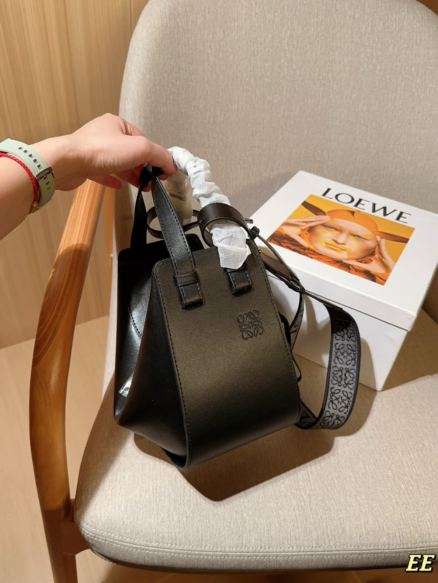 💰190 Loewe罗意威 新款的hammock 吊床包 时尚界&ldquo;变形金刚&rdquo; 单肩、斜挎、手拎、N种背法👜 尺寸：21&times;22&times;13 礼盒包装🎁