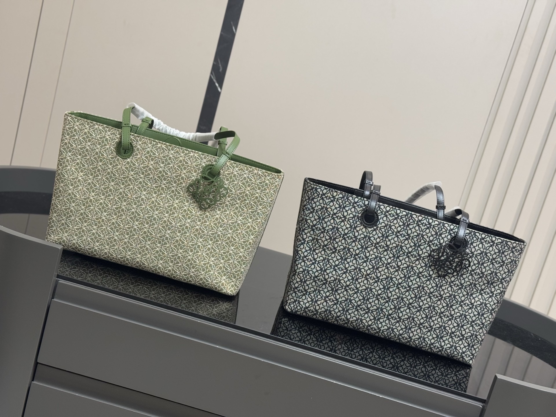 &yen;155 size： 37*24cm（横） 罗意威帆布购物袋🛍️ 实物好装的一款包 最近出行都在背 皮帆布耐看有质感 它的容量很友好...