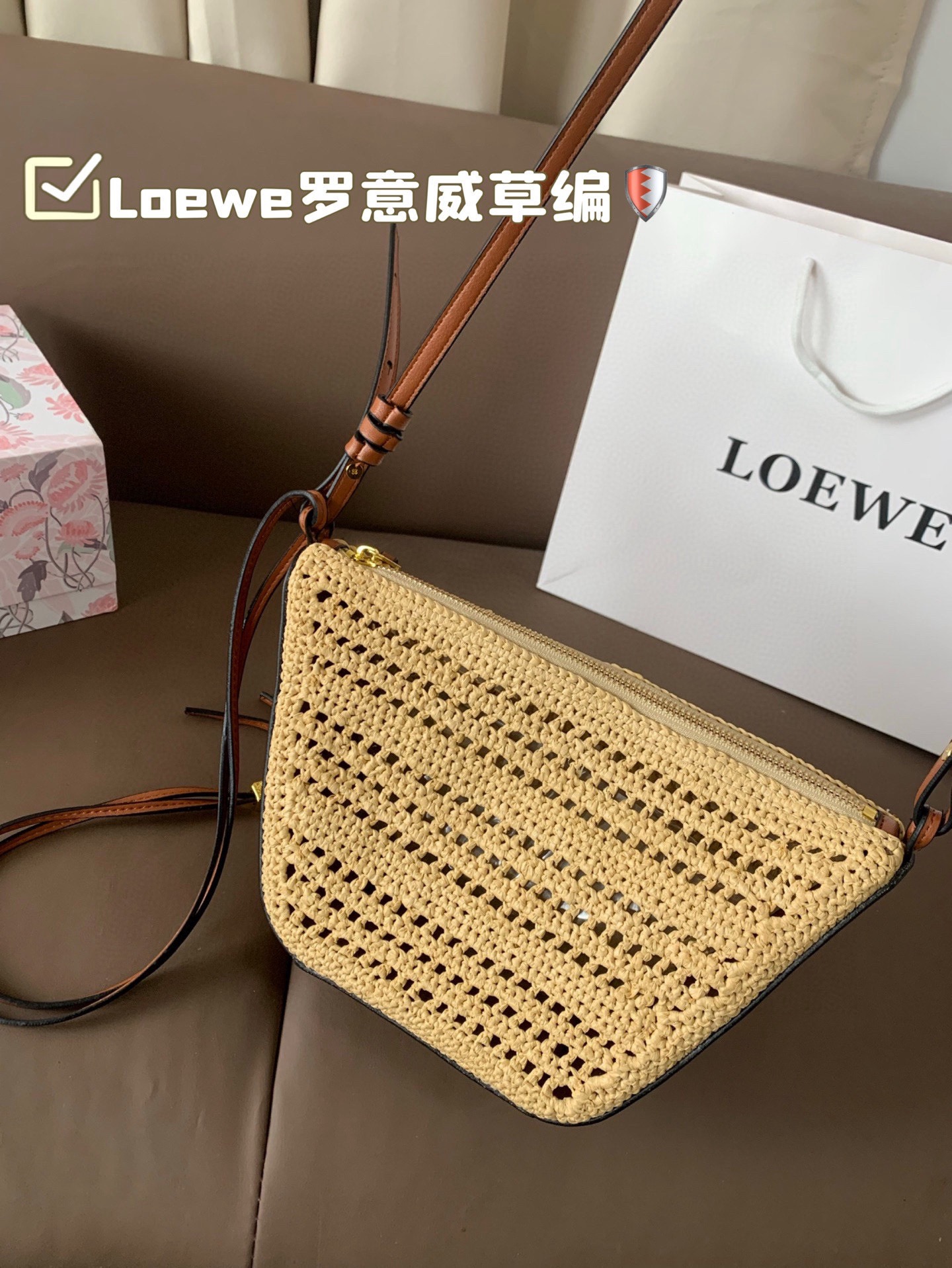 P180 Loewe罗意威草编 好适合夏天 自带一根腋下的肩带和一根斜挎长肩带 非常滴实用 尺寸18&times;16折叠盒