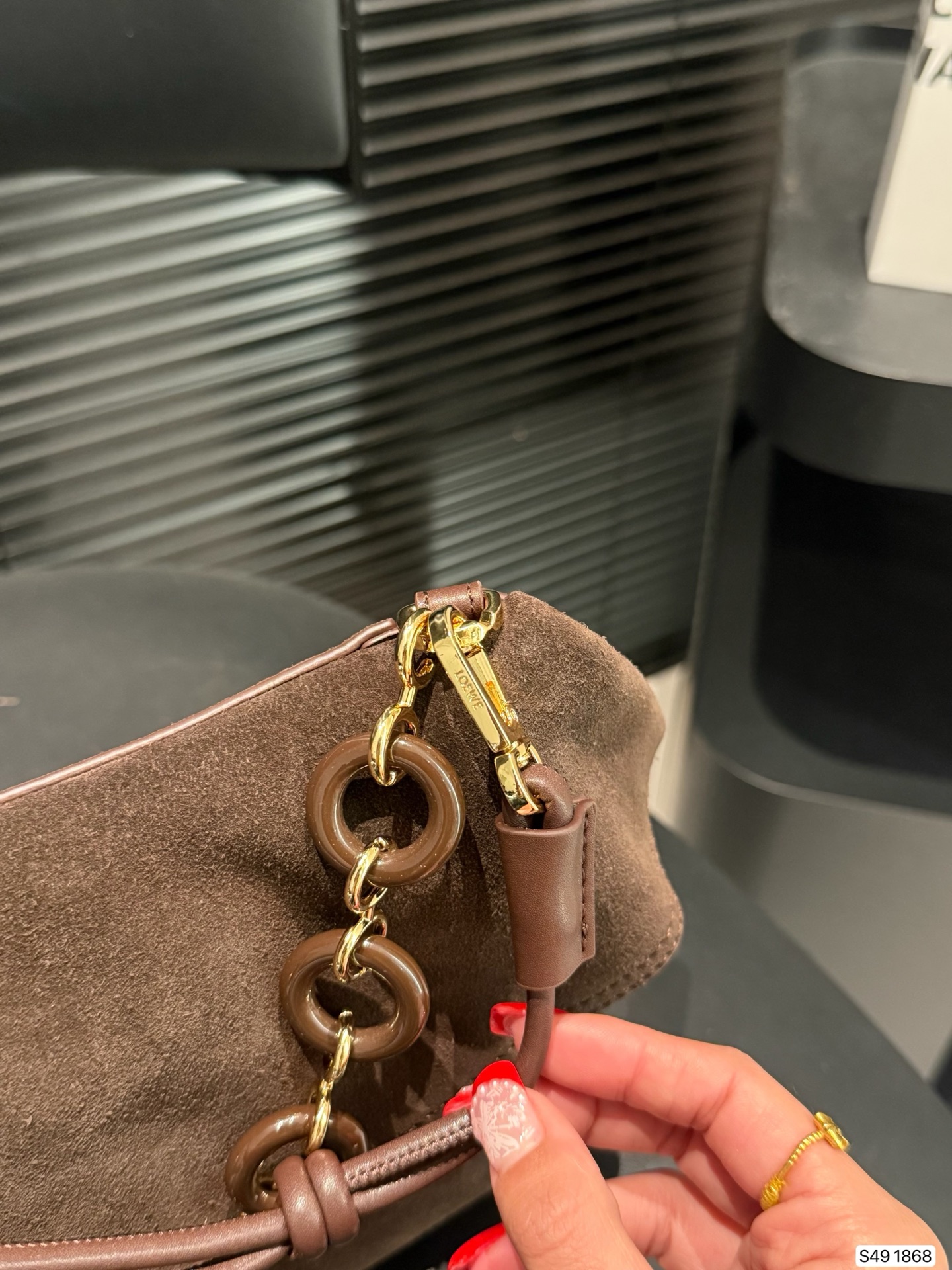 P295 罗意威Loewe 波浪裙边包包Ola杨幂同款包 弧形包身、线条流暢的翻盖和時尚甜甜圈链条。 可拆卸管狀小牛皮肩帶 可拆式甜甜圈链条 可翻盖开合 甜美俏皮风 单肩斜挎都很有韵 尺寸26 14 货号1868