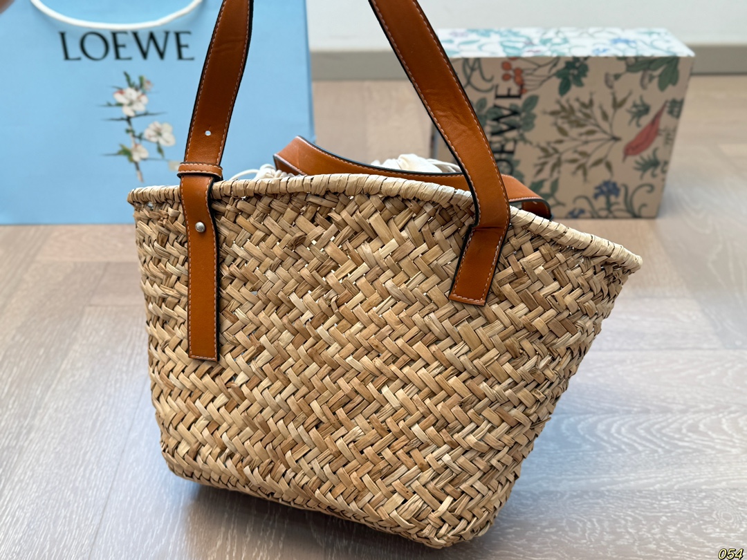 &yen;125/&yen;120/&yen;115 罗意威托特loewe草编包 即日常又耐脏的颜色 容量不容小觑哦✨ 尺寸：28 26/26 23/20 22